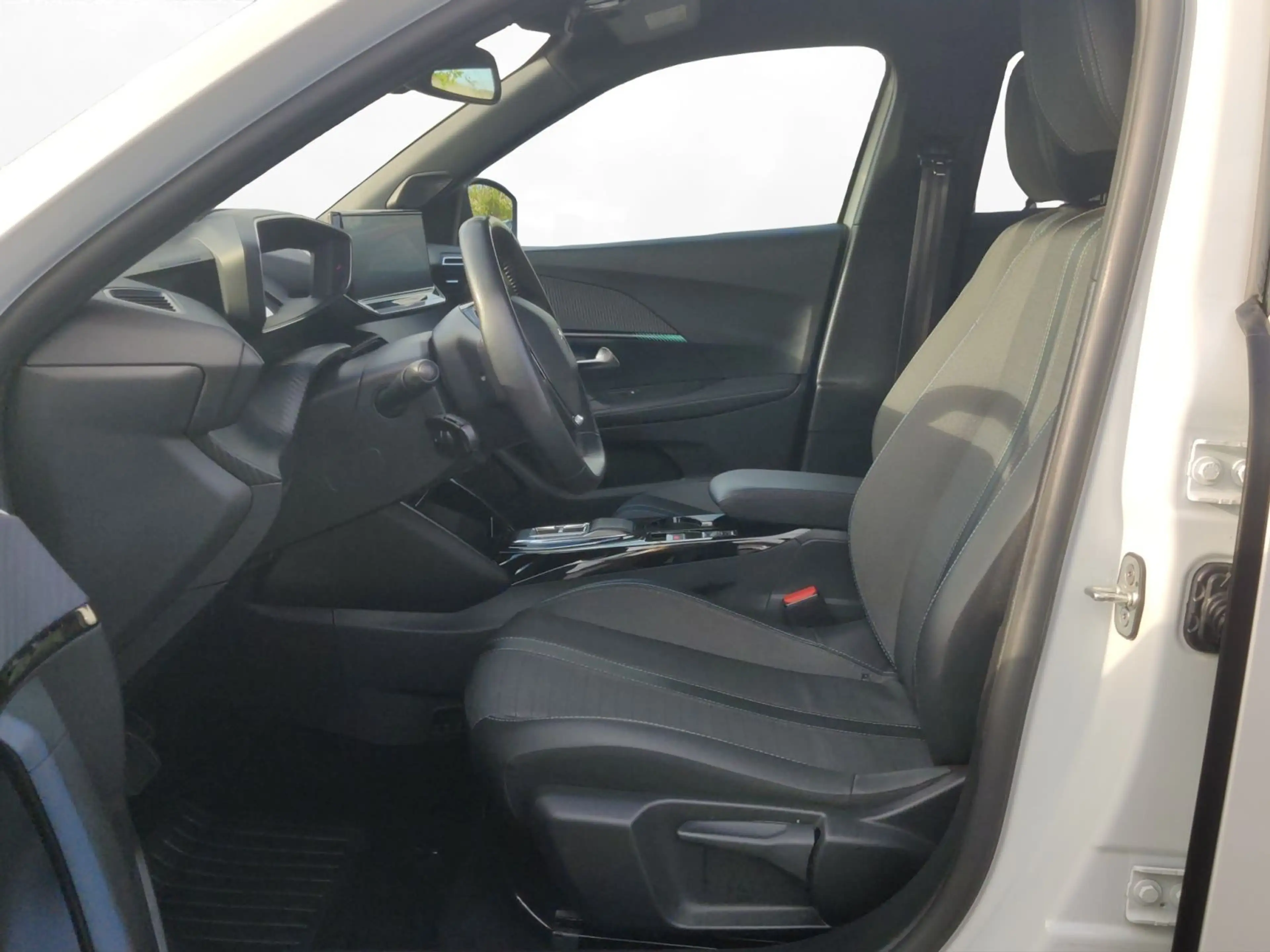 Peugeot 2008 Allure Pack Elektro 98,3% OB-Charger Kamera — photo 9