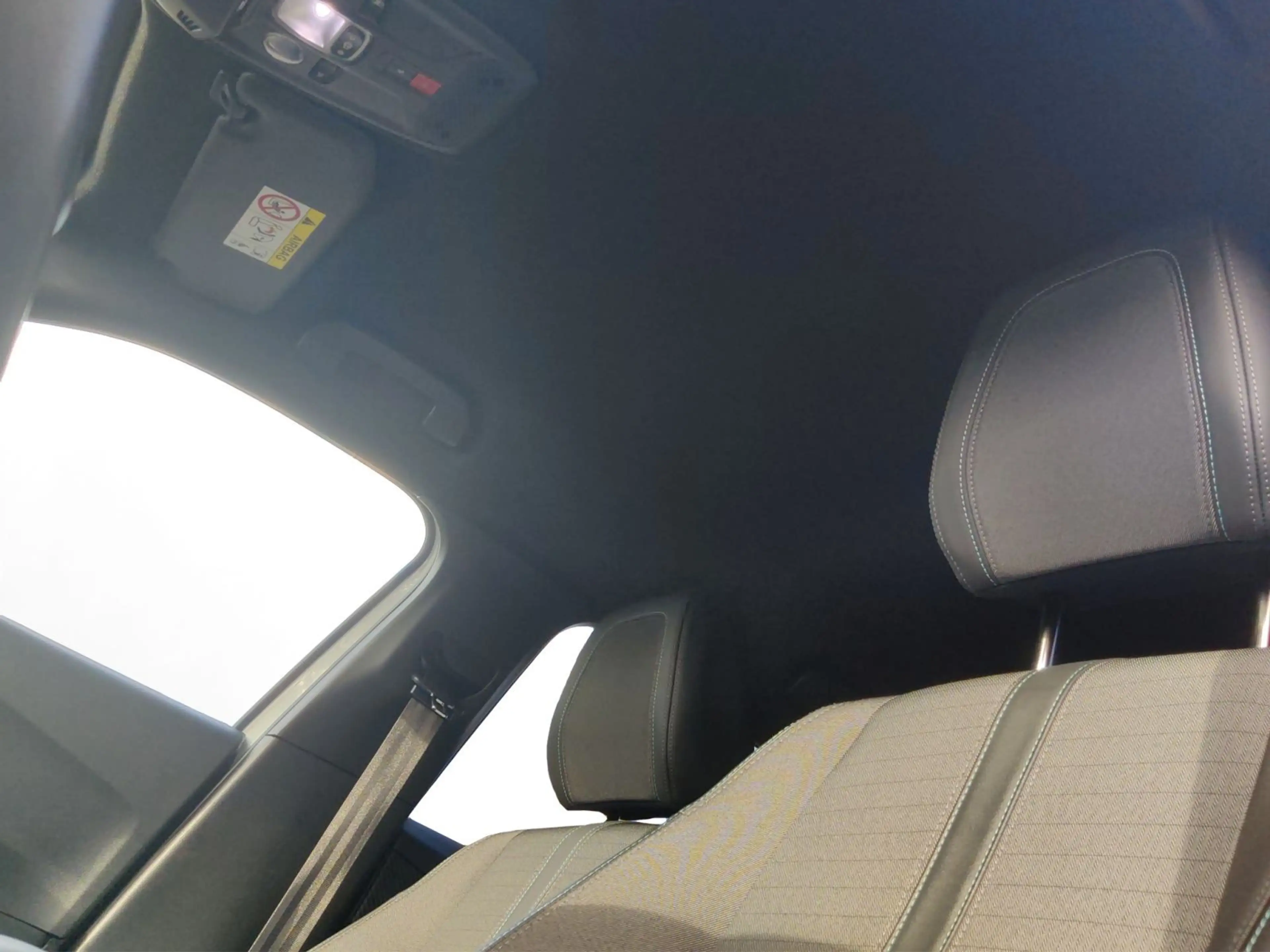 Peugeot 2008 Allure Pack Elektro 98,3% OB-Charger Kamera — photo 13