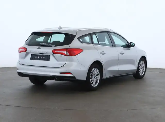 Ford Focus view 3