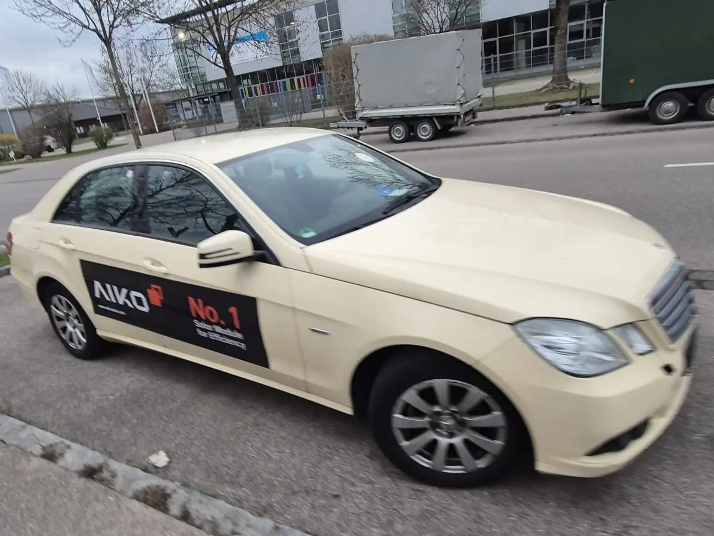 Mercedes-Benz E 200 E 200 CDI DPF BlueEFFICIENCY Automatik Amarillo - 2