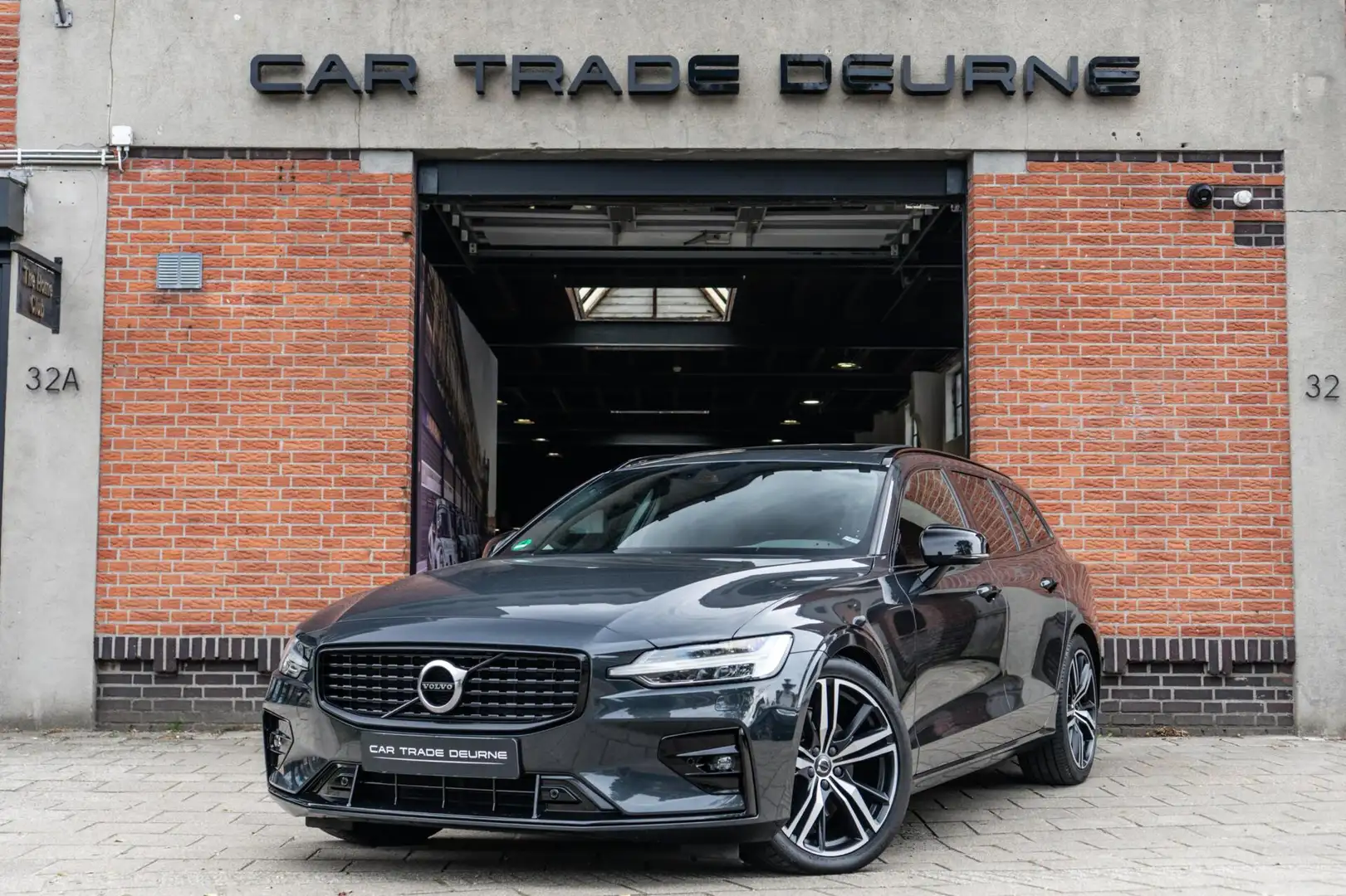 Volvo V60 2.0 T4 R-Design Pano / H&K / Memory Grijs - 1
