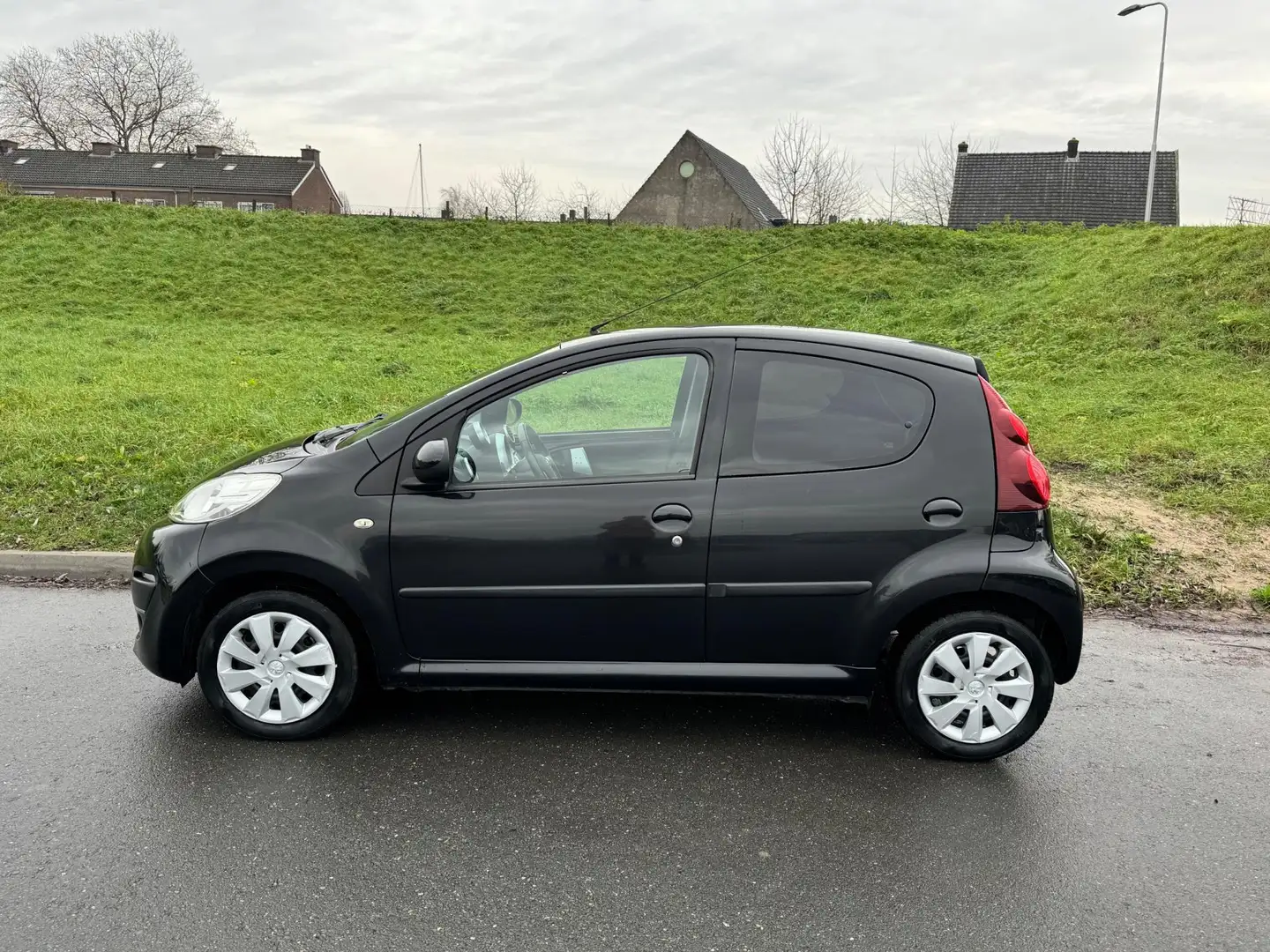 Peugeot 107 1.0 Envy Dec 2012 Airco Elek pakket Led Zwart - 2