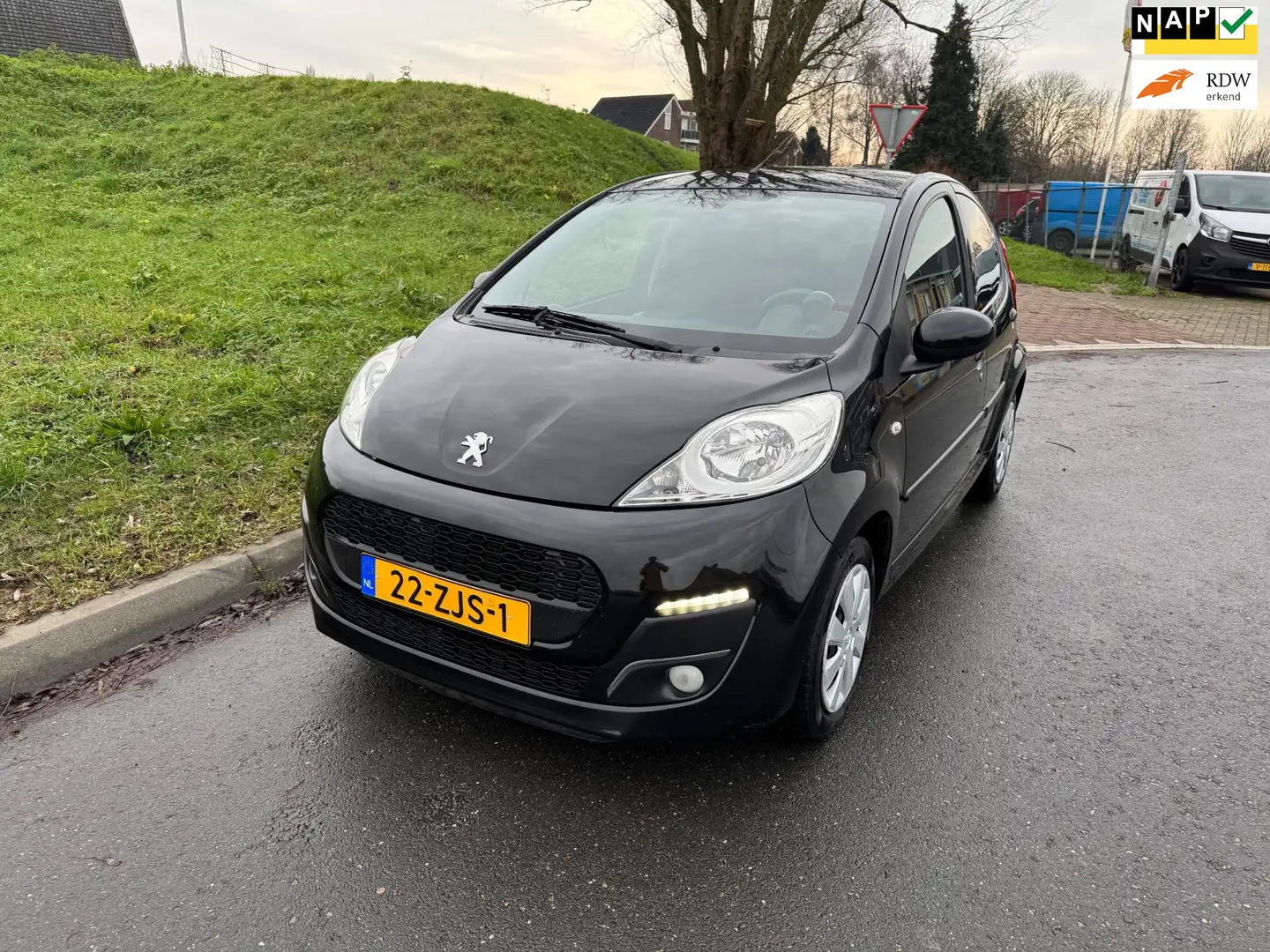 Peugeot 107 1.0 Envy Dec 2012 Airco Elek pakket Led Zwart - 1