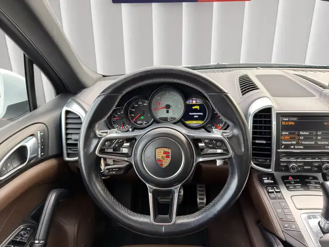 Porsche Cayenne view 12