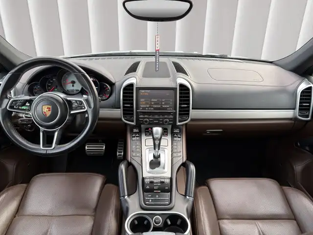 Porsche Cayenne view 11