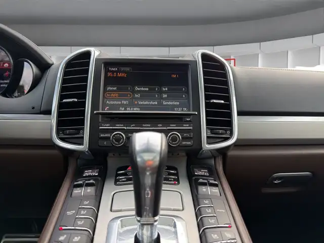 Porsche Cayenne view 14