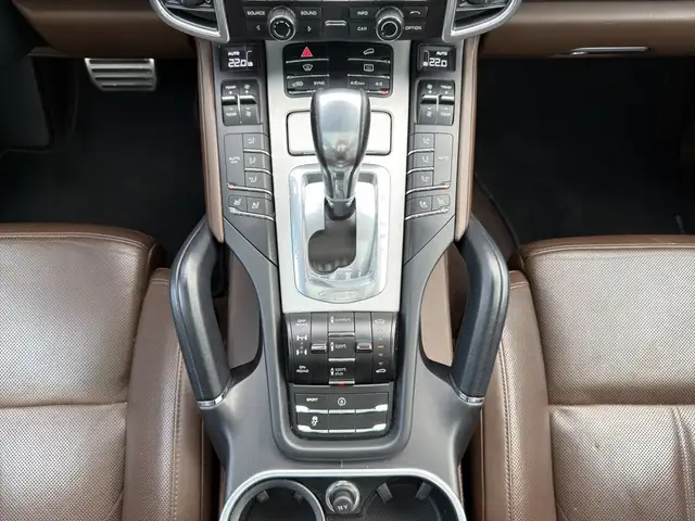 Porsche Cayenne view 15