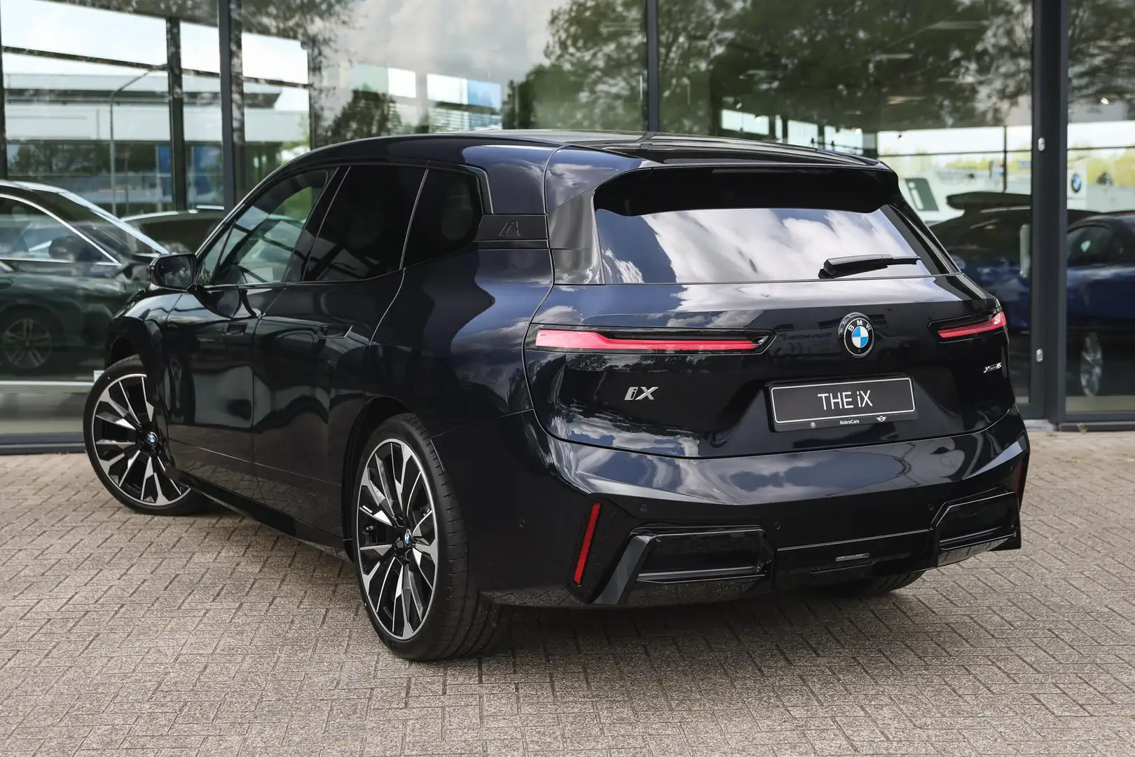 BMW iX xDrive45 M Sport / Panoramadak Sky Lounge / Trekha Zwart - 2