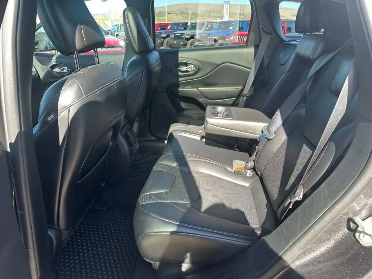 Jeep Cherokee снимка Jeep Cherokee