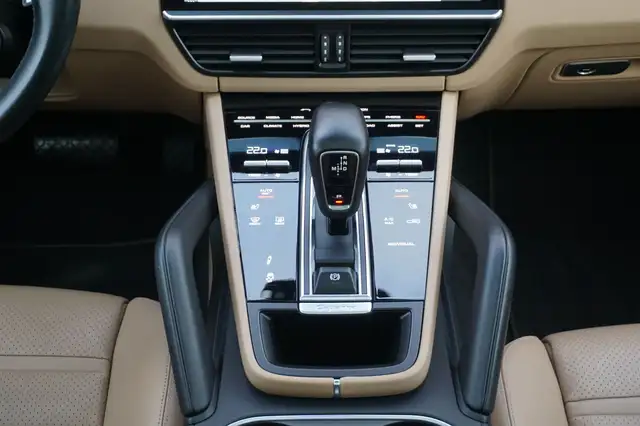 Porsche Cayenne view 15