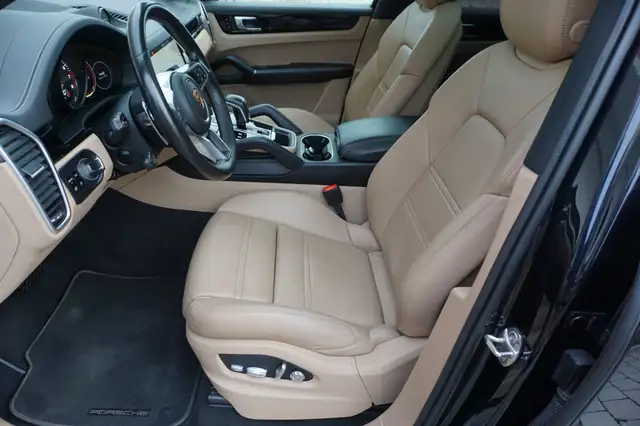 Porsche Cayenne view 10