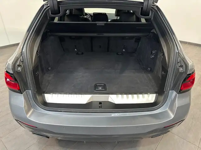 BMW 5 Series view 6