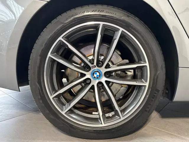 BMW 5 Series view 3