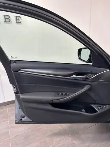 BMW 5 Series view 10
