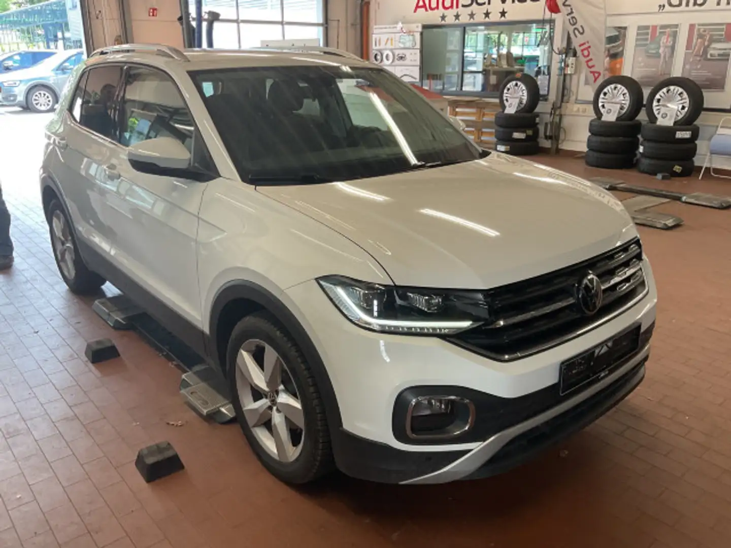 Volkswagen T-Cross 1.0 TSI Style Navi Ganzjahresreifen AppC Weiß - 2