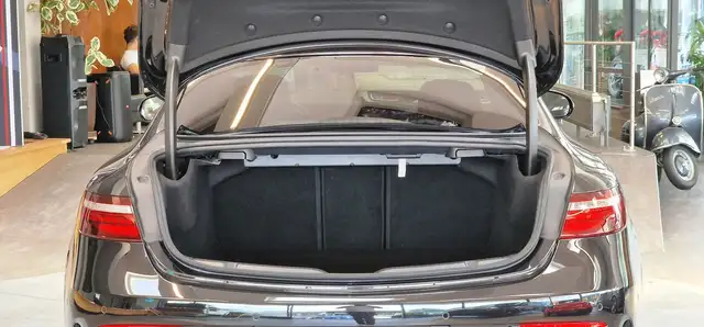 Mercedes-Benz E-Class view 9