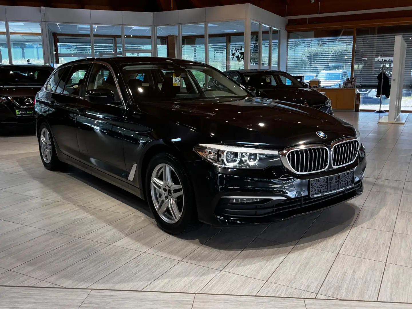 BMW 520 d Touring PDC Navi AHK WKR&SKR LED SitzH Negro - 2
