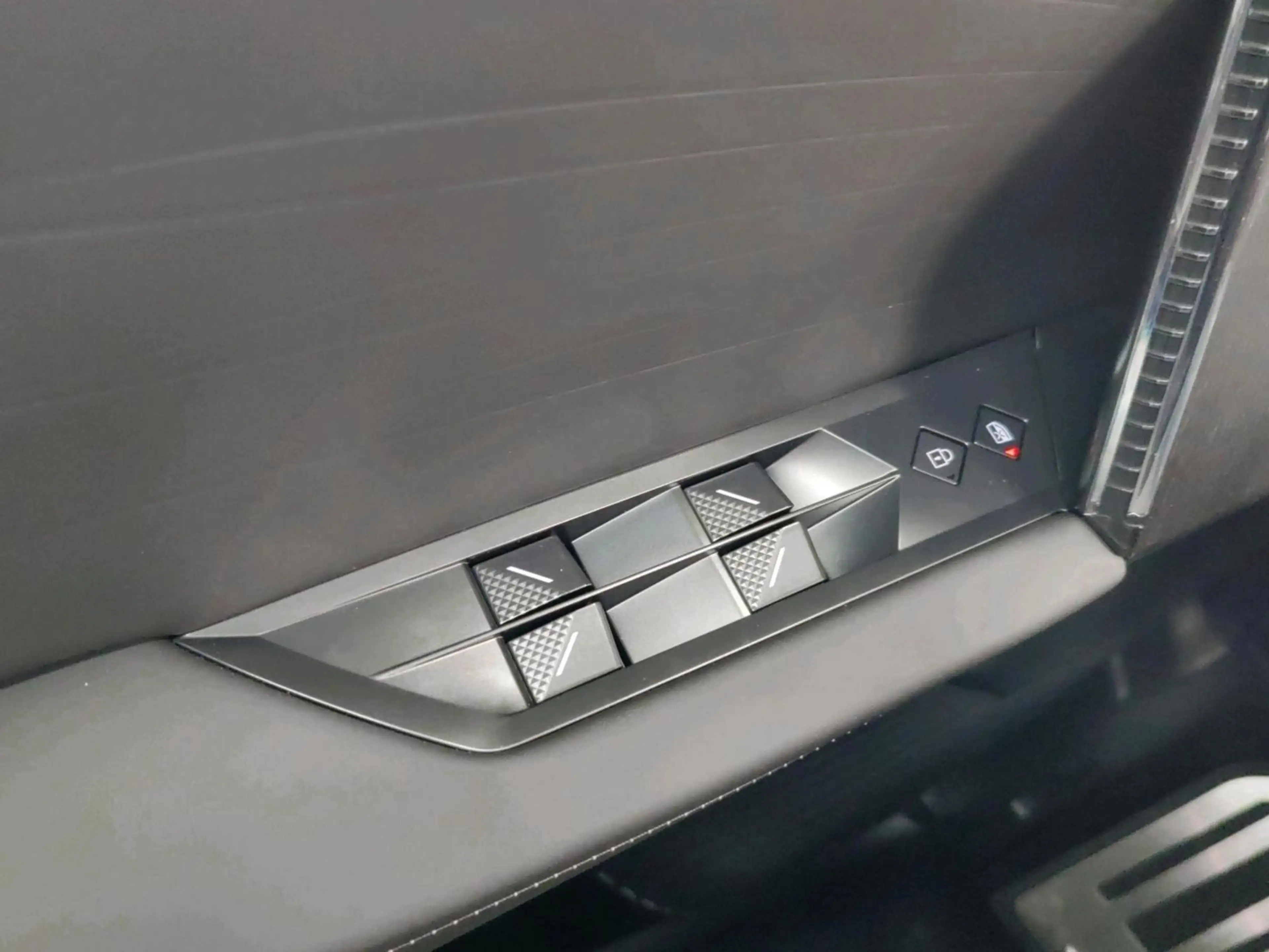 DS Automobiles N°7 ÉTOILE HYBRID 145 PS Glasdach — photo 13