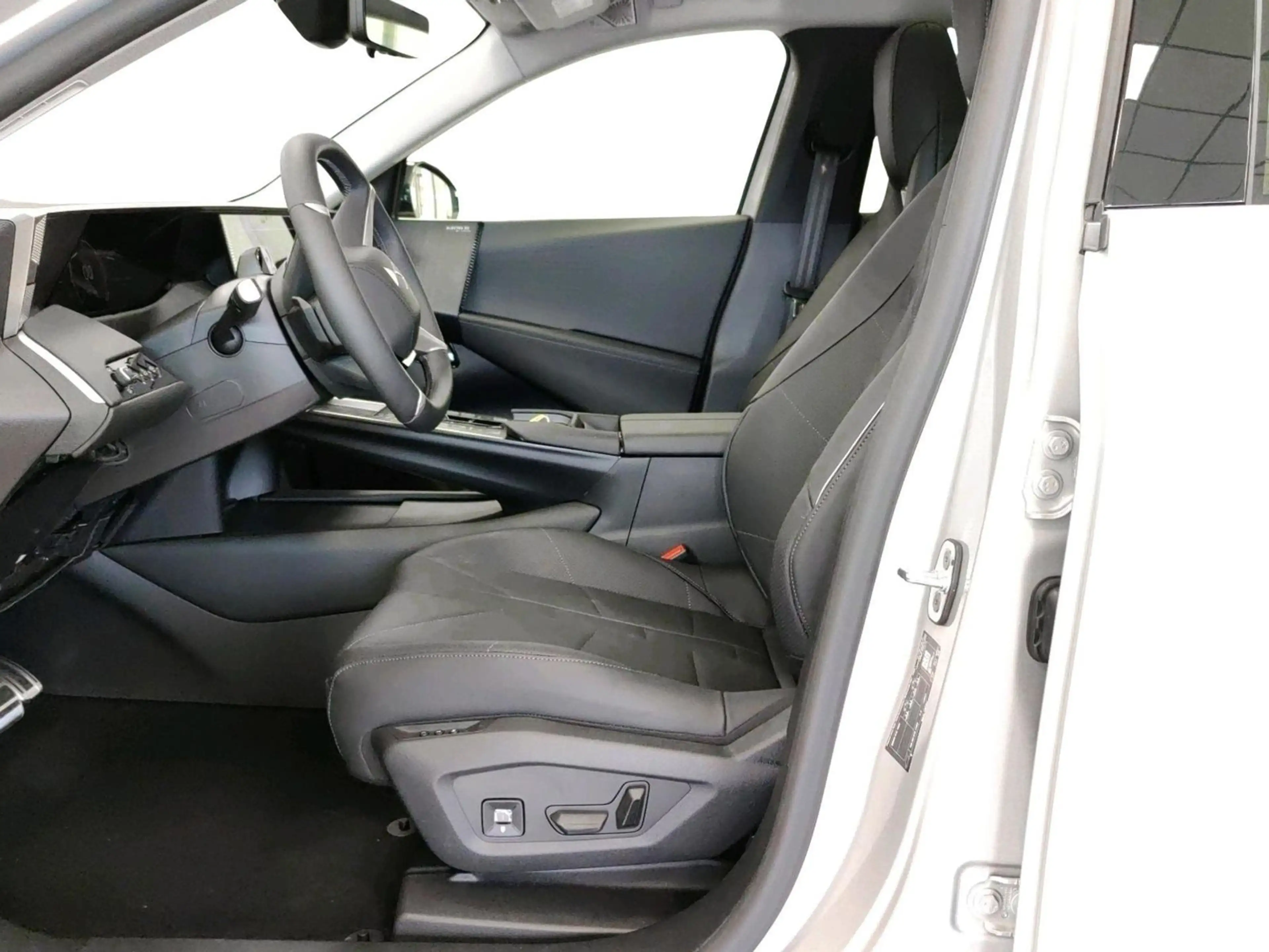DS Automobiles N°7 ÉTOILE HYBRID 145 PS Glasdach — photo 7