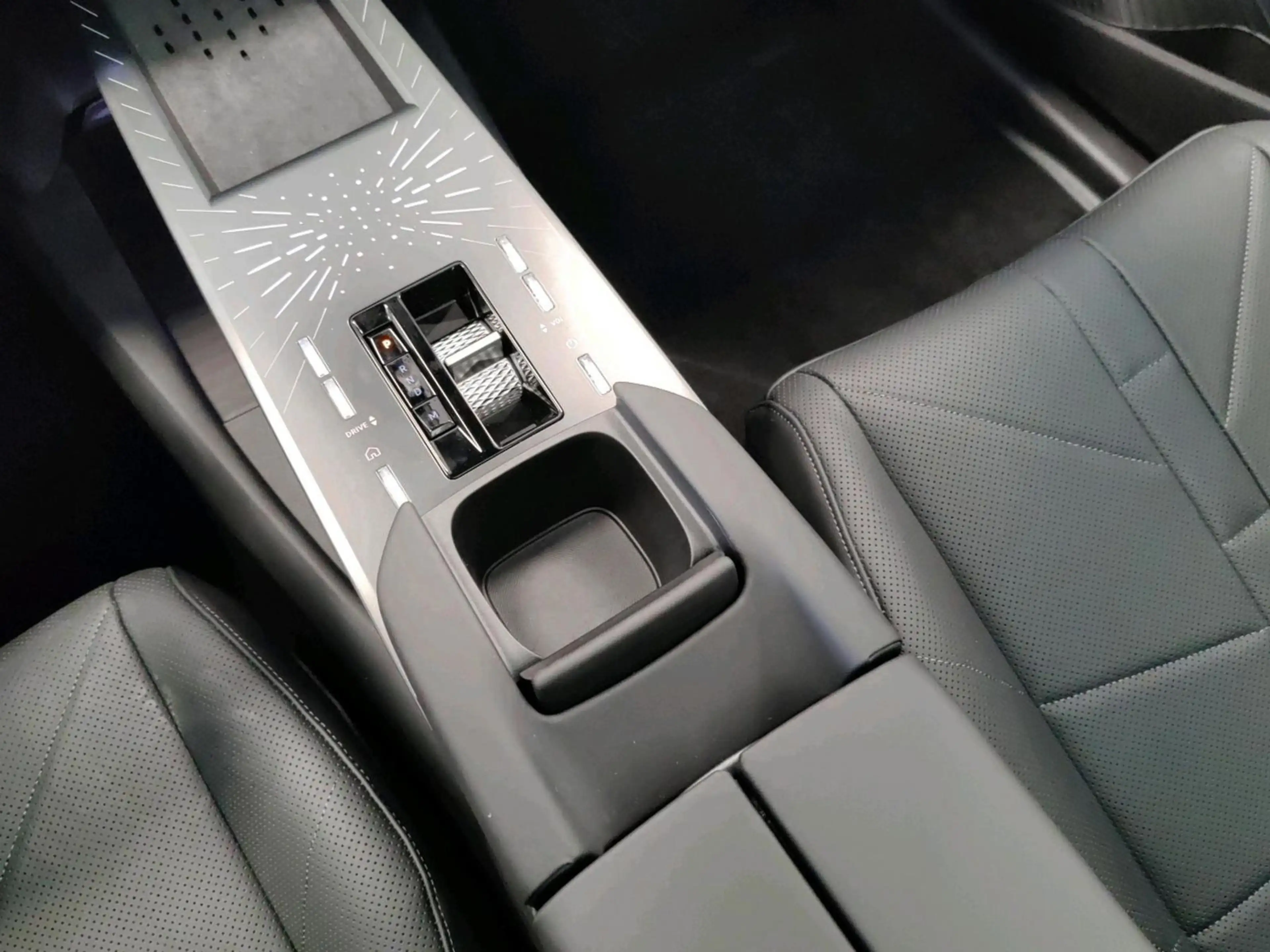 DS Automobiles N°7 ÉTOILE HYBRID 145 PS Glasdach — photo 11