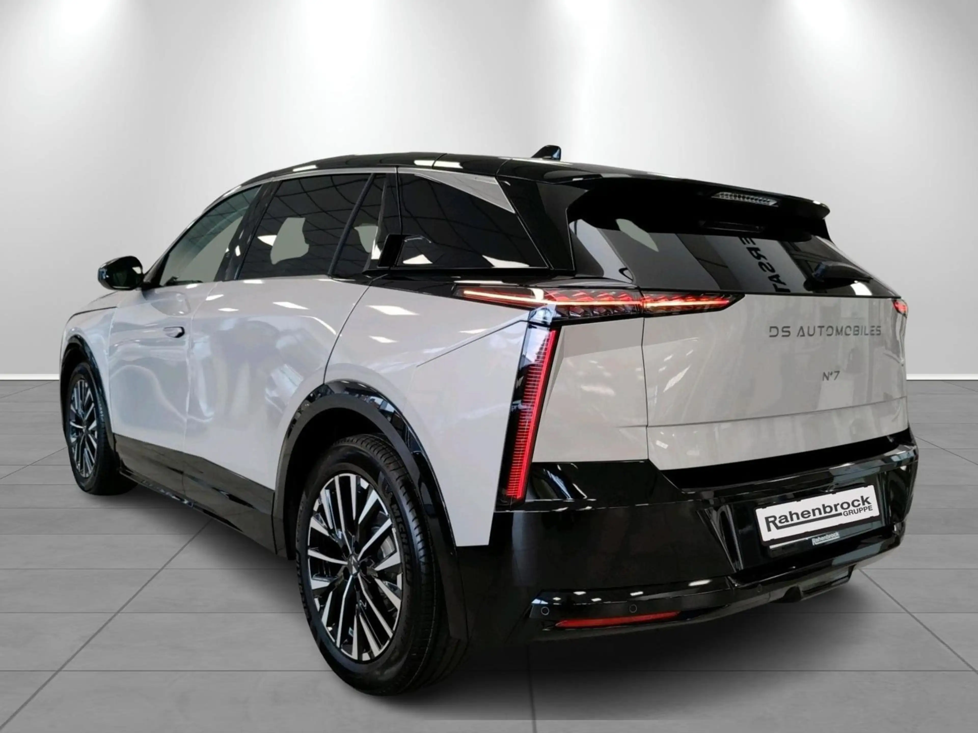 DS Automobiles N°7 ÉTOILE HYBRID 145 PS Glasdach — photo 3