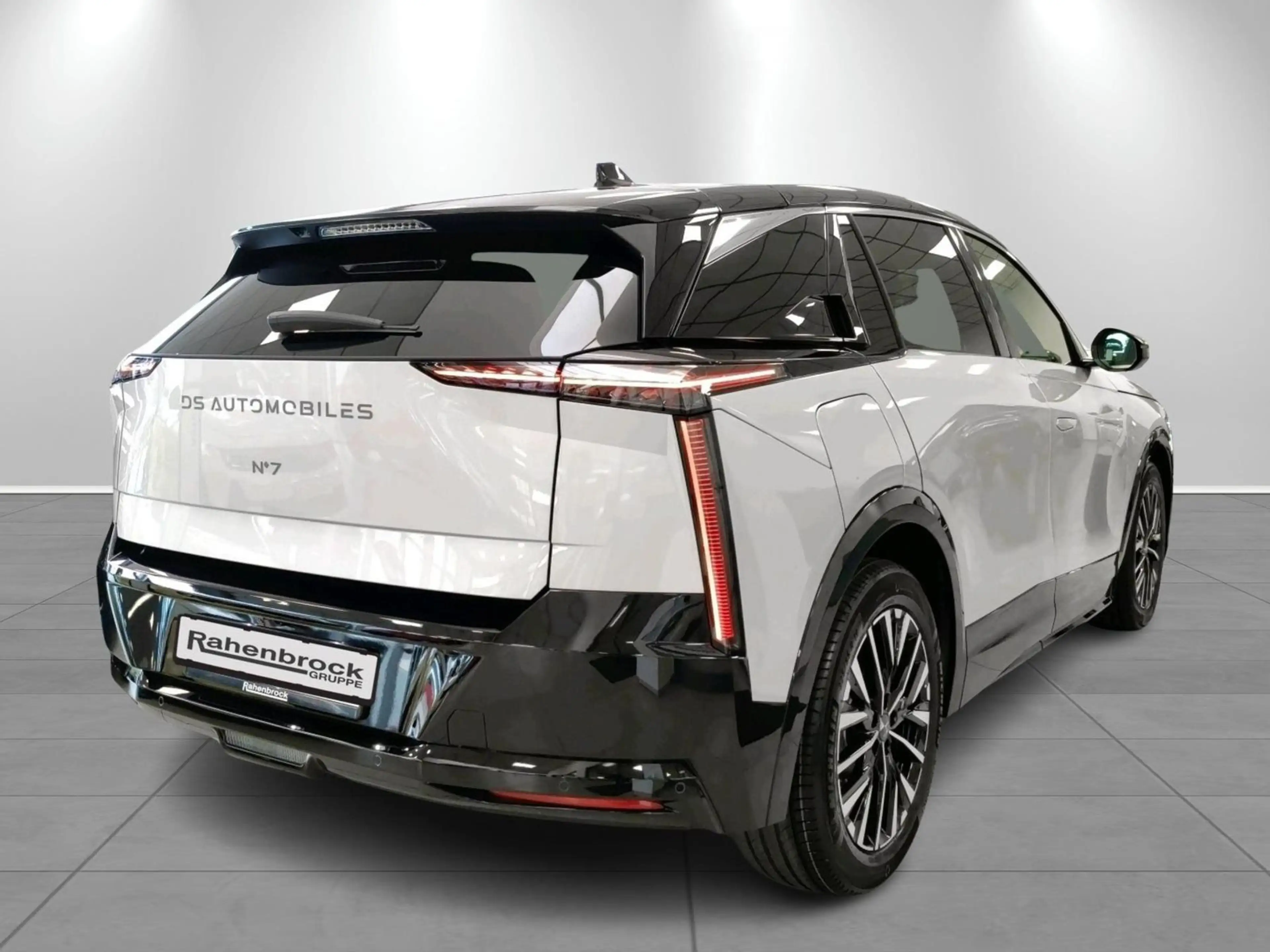 DS Automobiles N°7 ÉTOILE HYBRID 145 PS Glasdach — photo 4
