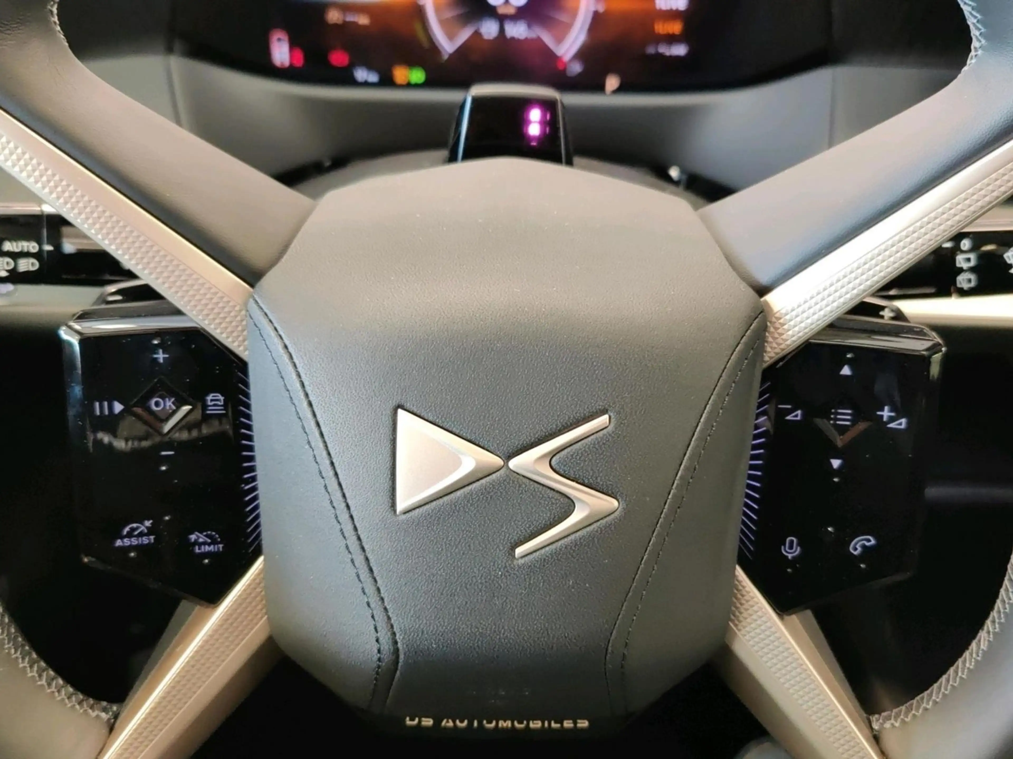 DS Automobiles N°7 ÉTOILE HYBRID 145 PS Glasdach — photo 14