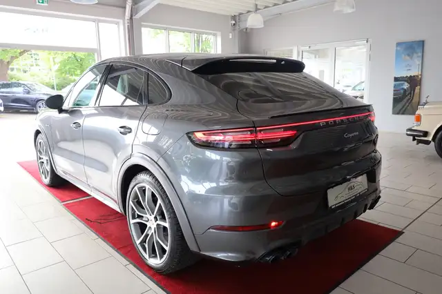 Porsche Cayenne view 3