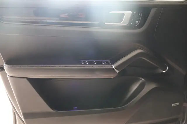 Porsche Cayenne view 14