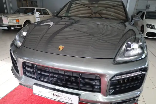 Porsche Cayenne view 11