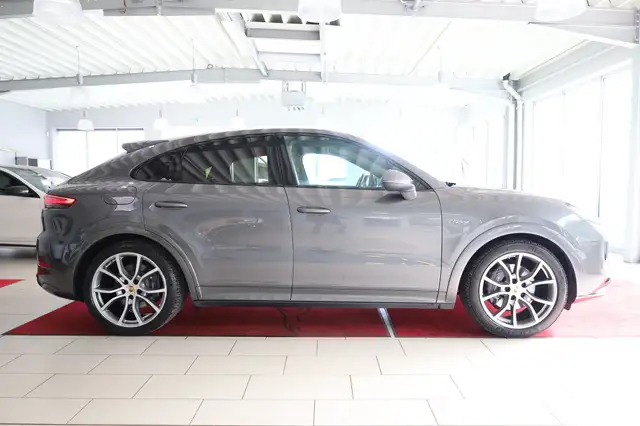 Porsche Cayenne view 8