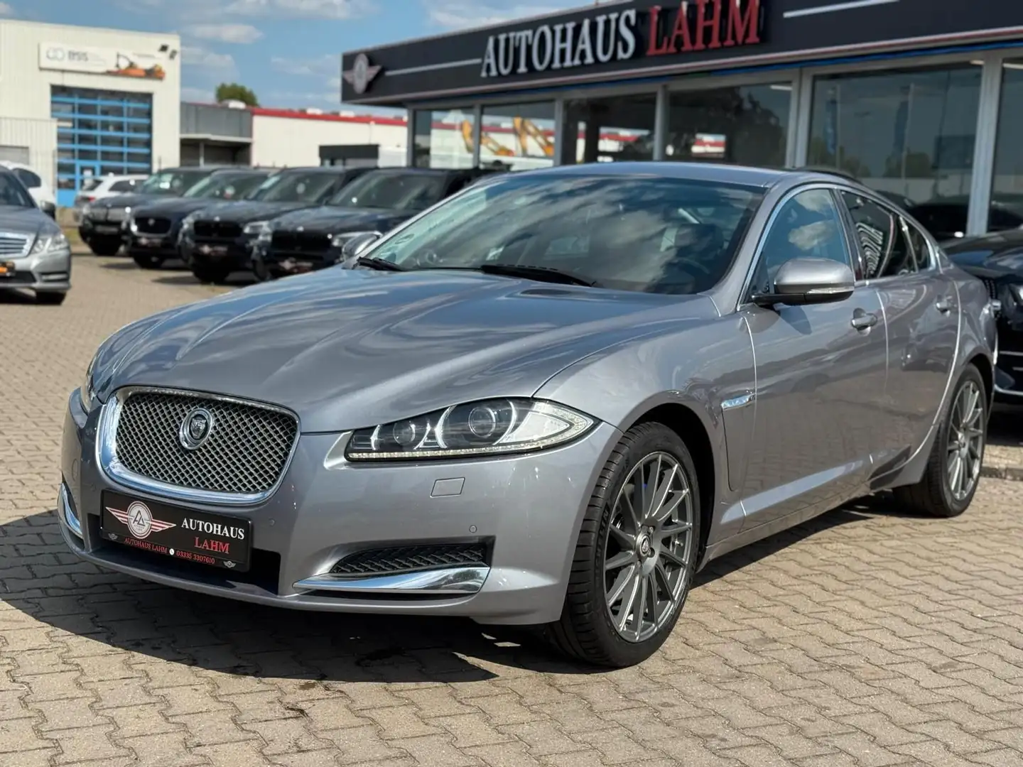 Jaguar XF 2.0 Turbo Auto.*LED*NAVI*19-ZOLL*KAMERA* Grau - 2