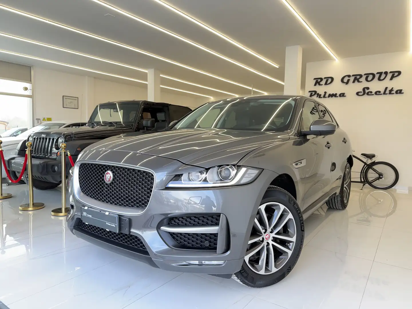 Jaguar F-Pace 2.0d i4 R-Sport awd 240cv automatica iva esposta Grijs - 1