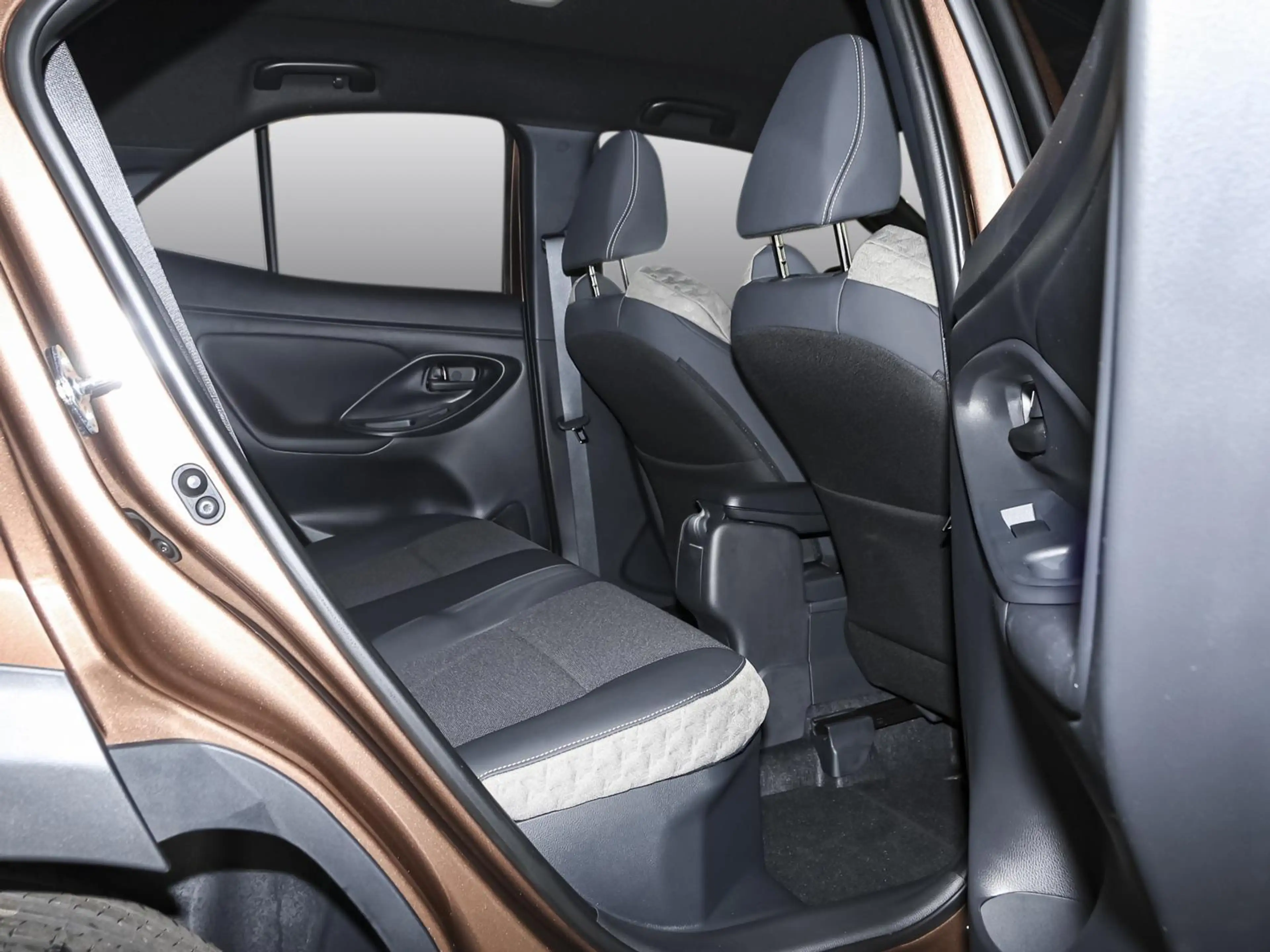 Toyota Yaris Cross Lounge 1.5 Hybrid Premium-P. NAVI — photo 4
