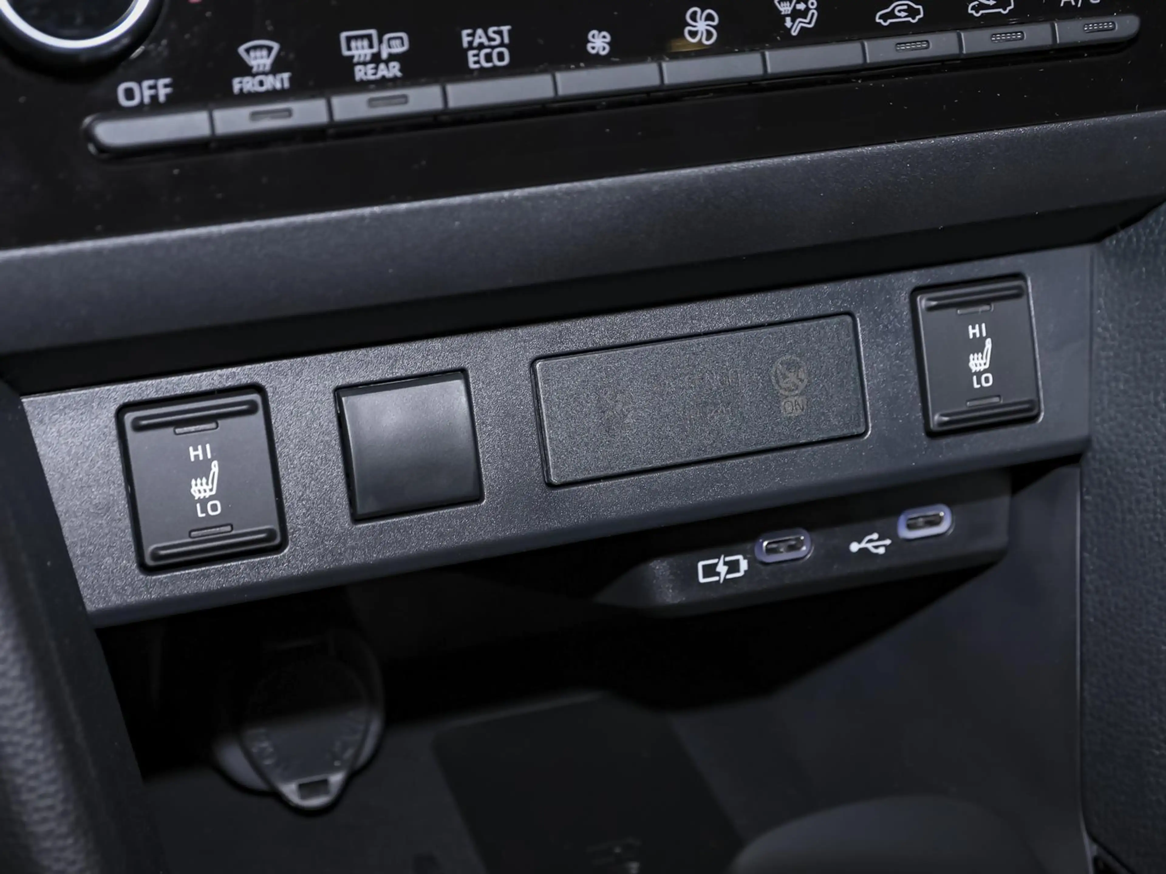 Toyota Yaris Cross Lounge 1.5 Hybrid Premium-P. NAVI — photo 13