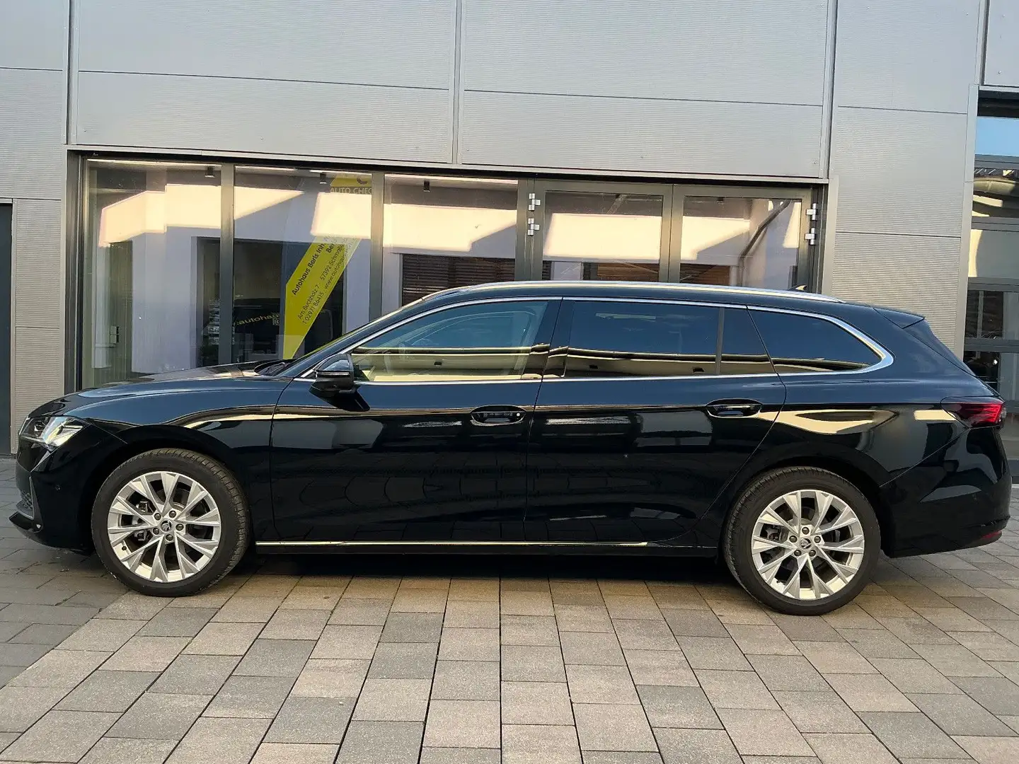 Skoda Superb Combi 2.0 TDI DSG Selection Noir - 1