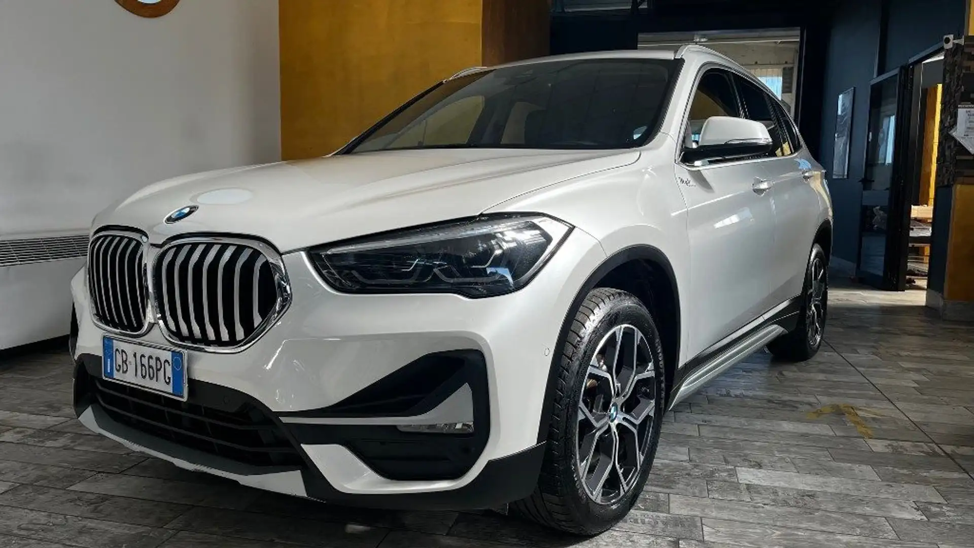 BMW X1 xDrive18d xLine AUTOM - PERFETTA - Wit - 2