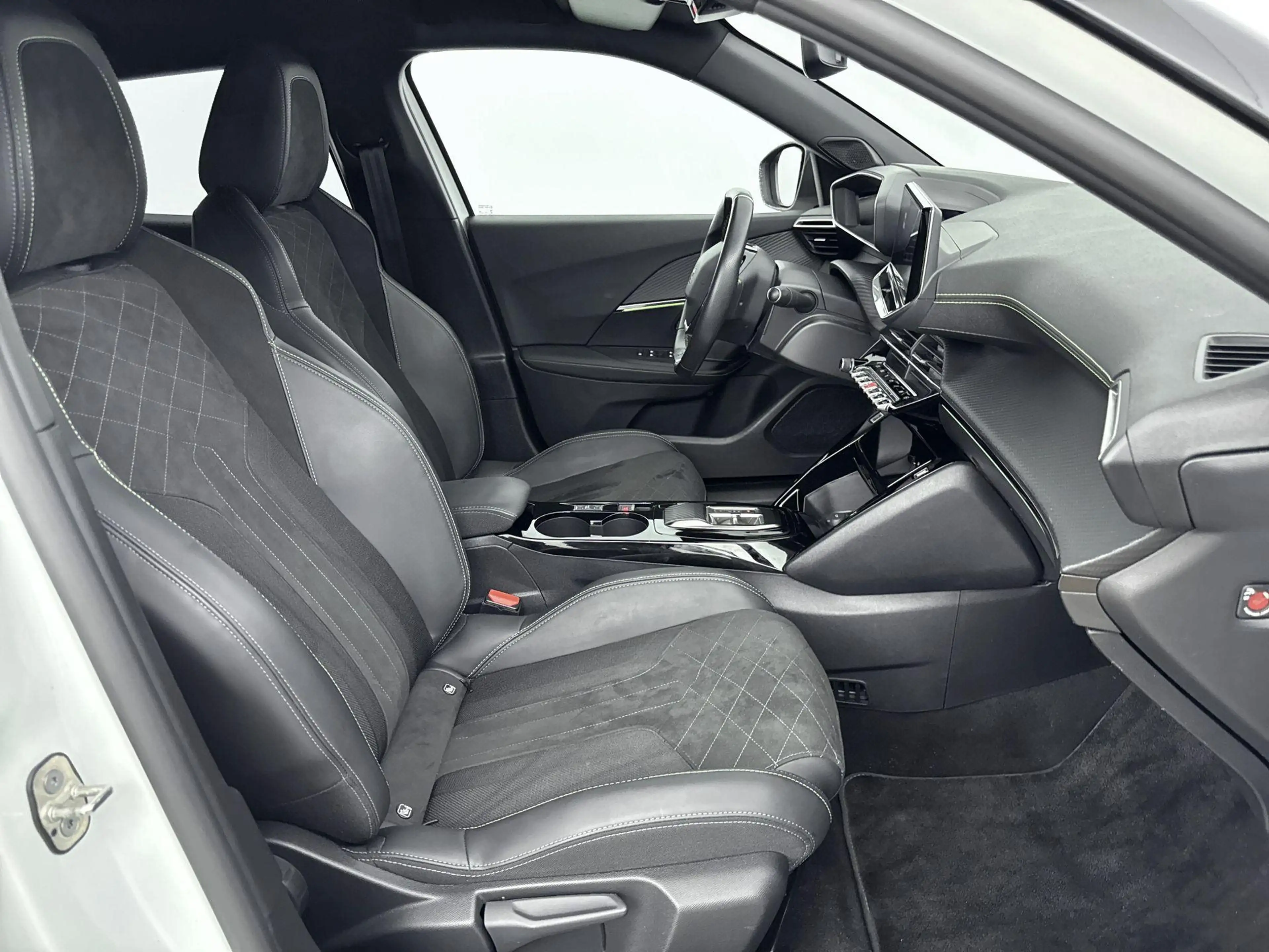 Peugeot e-2008 SUV EV GT Pack 50 kWh 136pk | Accu 96% | Navigatie — photo 15