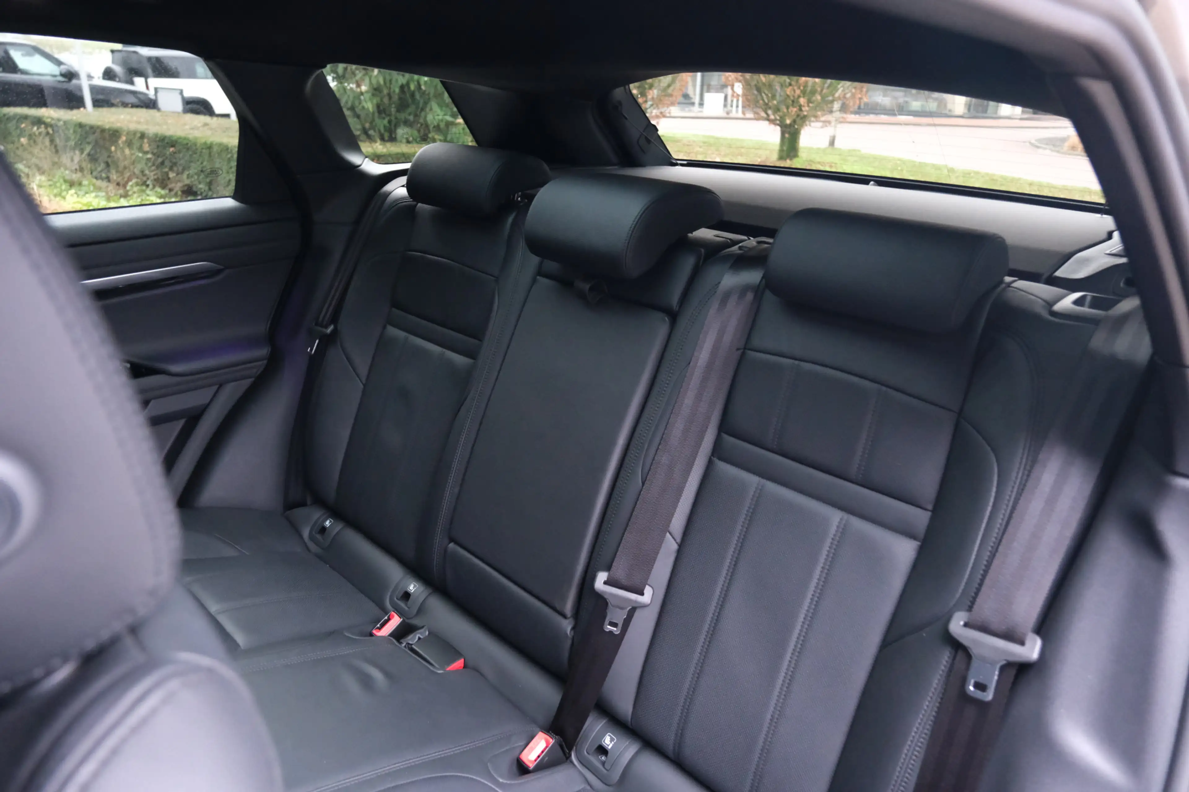 Land Rover Range Rover Evoque P300e R-Dynamic SE | Schuifkanteldak | Black Pack — photo 29