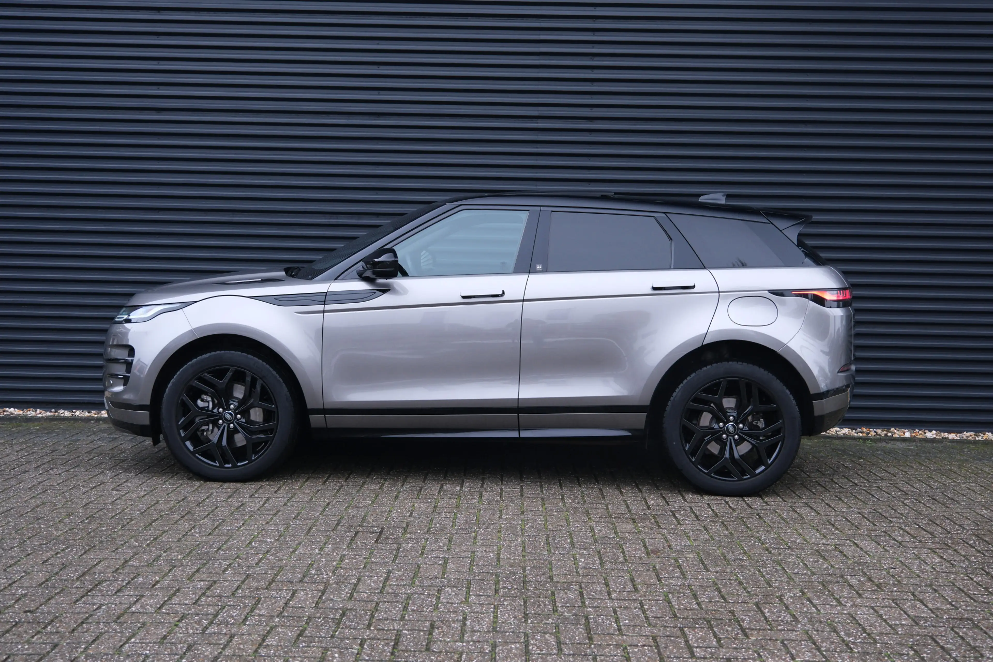 Land Rover Range Rover Evoque P300e R-Dynamic SE | Schuifkanteldak | Black Pack — photo 2