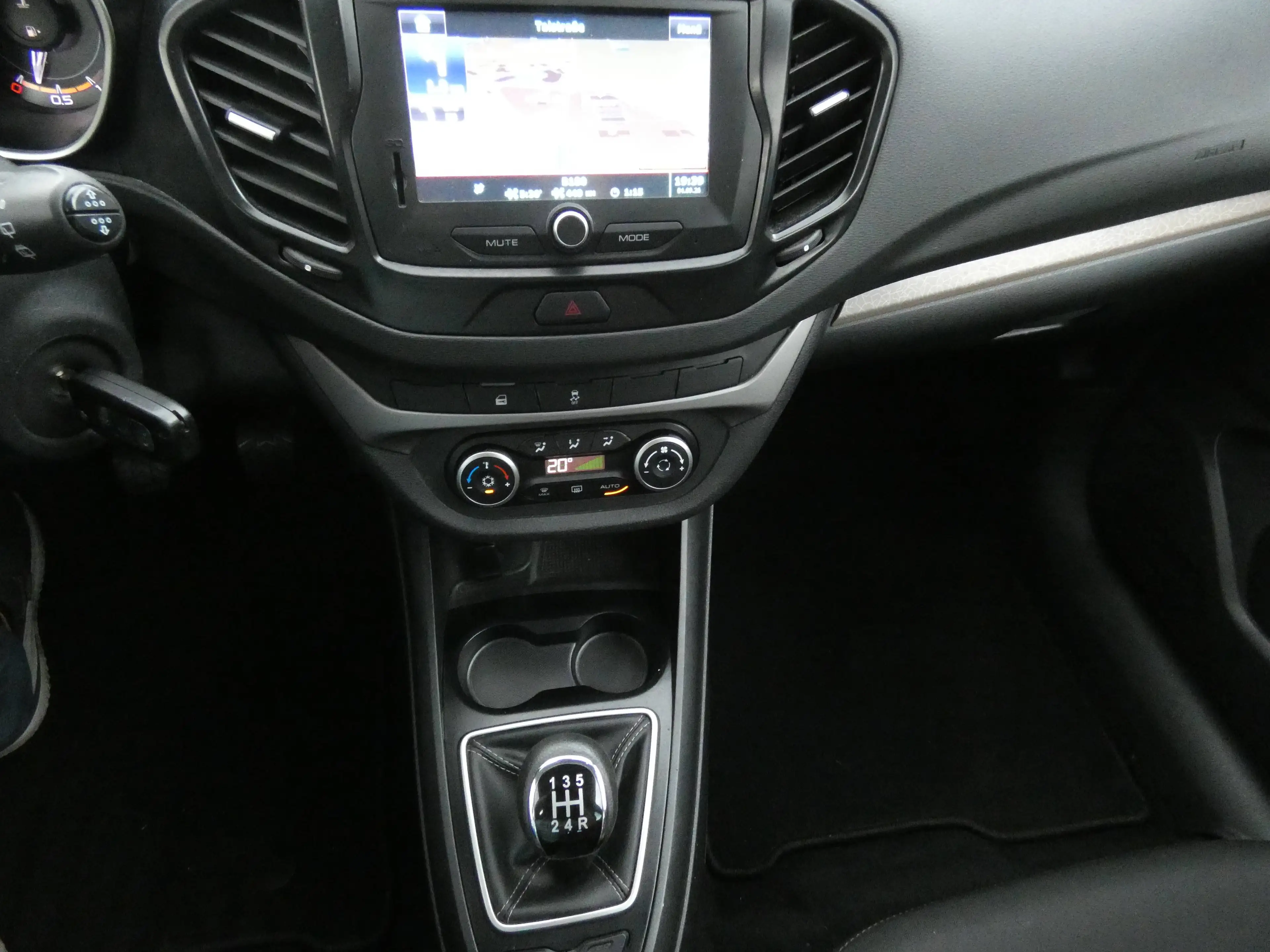Lada Vesta SW Comfort 1,6 Klimaautomatik, Sitzheizung, Alufelgen 16 Zoll, Navi, PDC, Kamera, TÜV neu — photo 13
