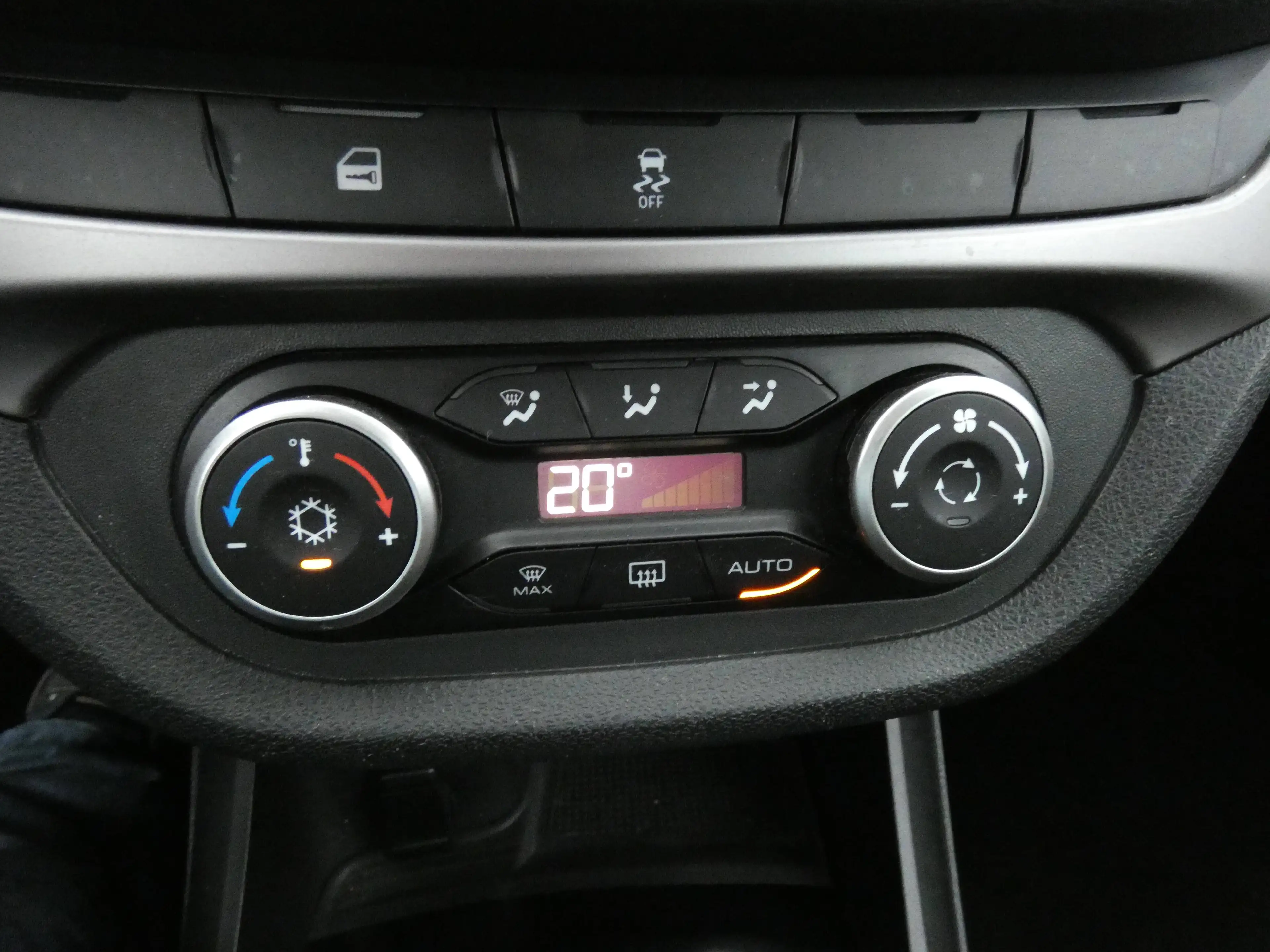 Lada Vesta SW Comfort 1,6 Klimaautomatik, Sitzheizung, Alufelgen 16 Zoll, Navi, PDC, Kamera, TÜV neu — photo 14