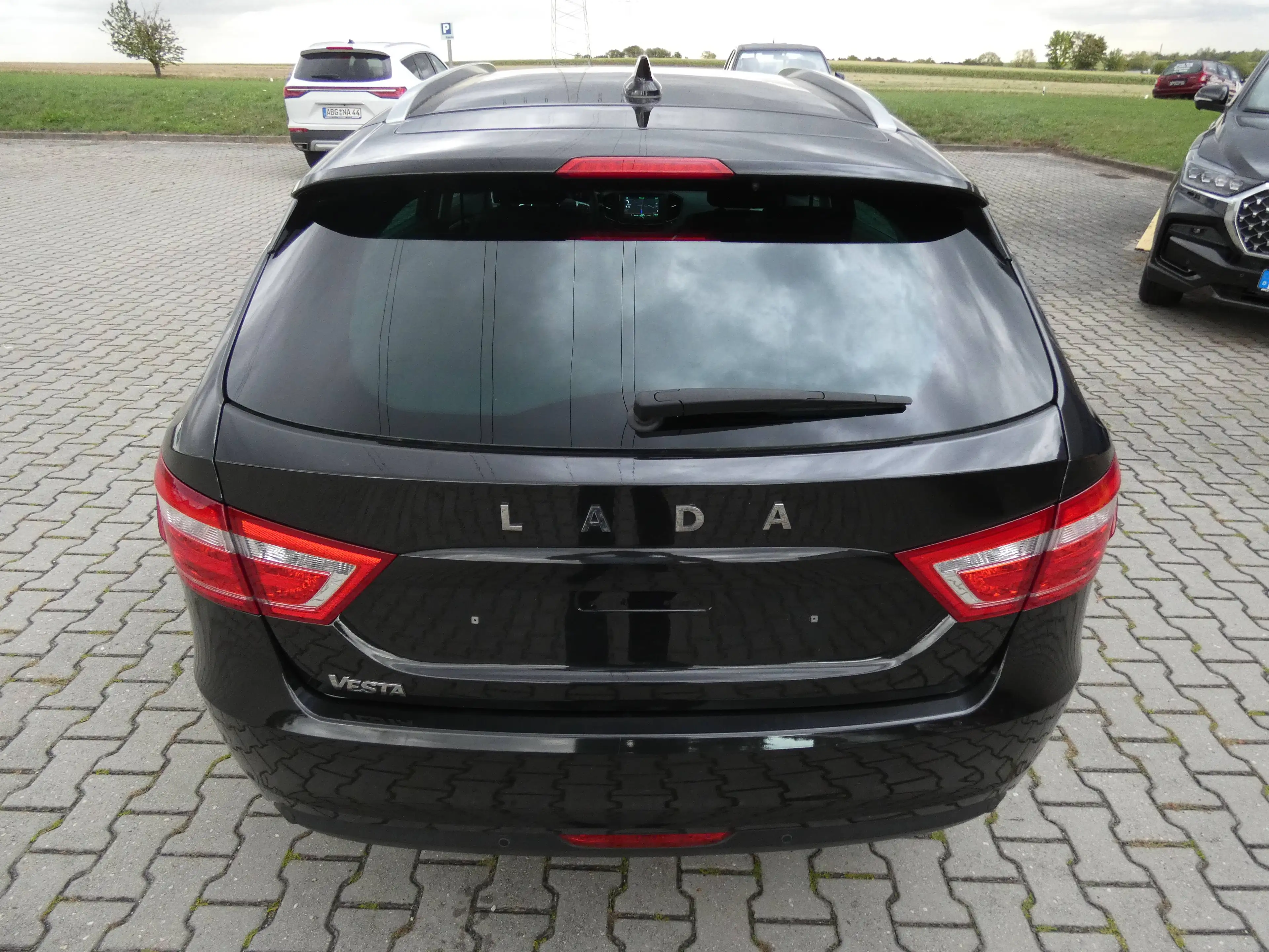 Lada Vesta SW Comfort 1,6 Klimaautomatik, Sitzheizung, Alufelgen 16 Zoll, Navi, PDC, Kamera, TÜV neu — photo 8