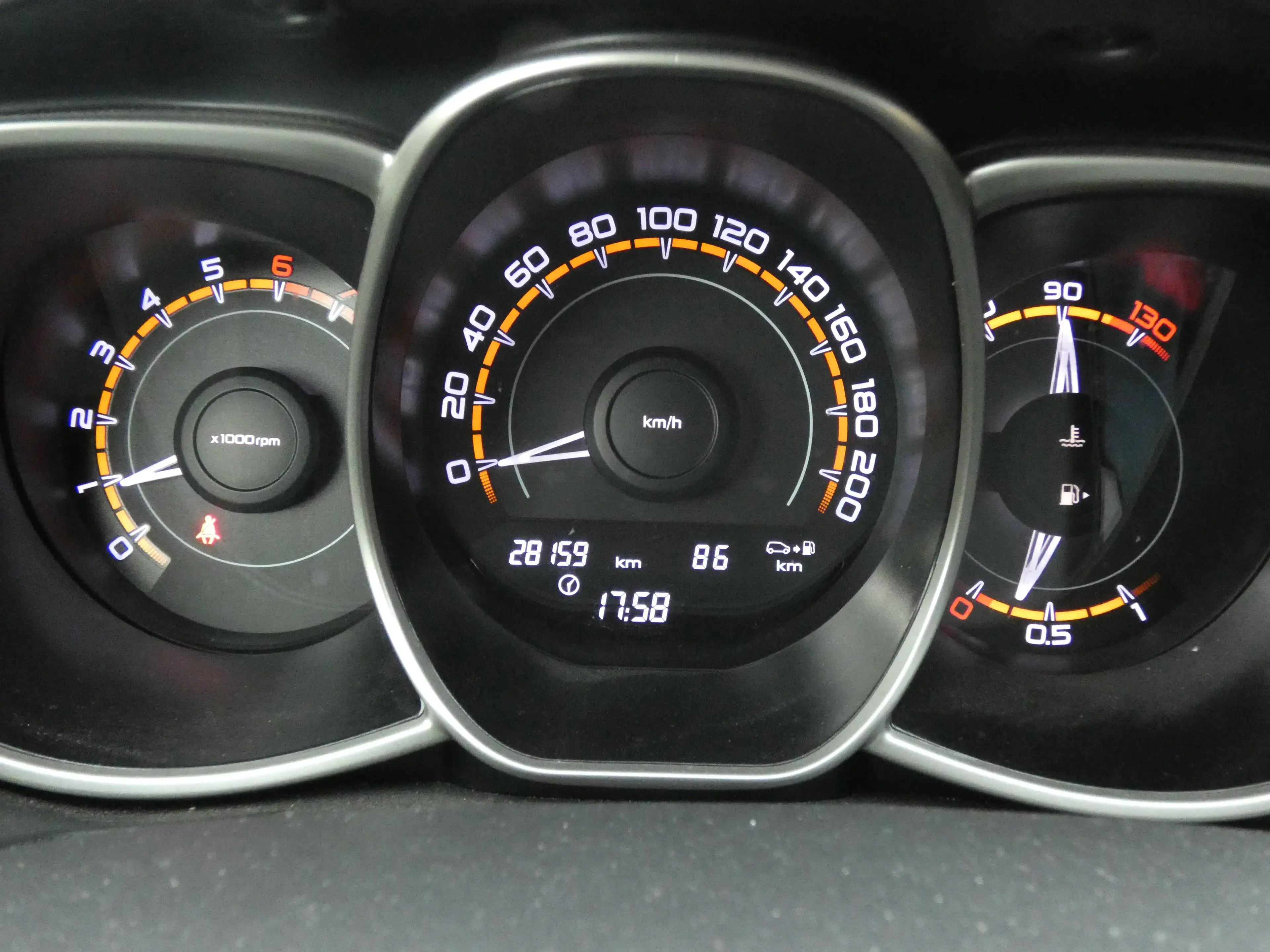 Lada Vesta SW Comfort 1,6 Klimaautomatik, Sitzheizung, Alufelgen 16 Zoll, Navi, PDC, Kamera, TÜV neu — photo 11