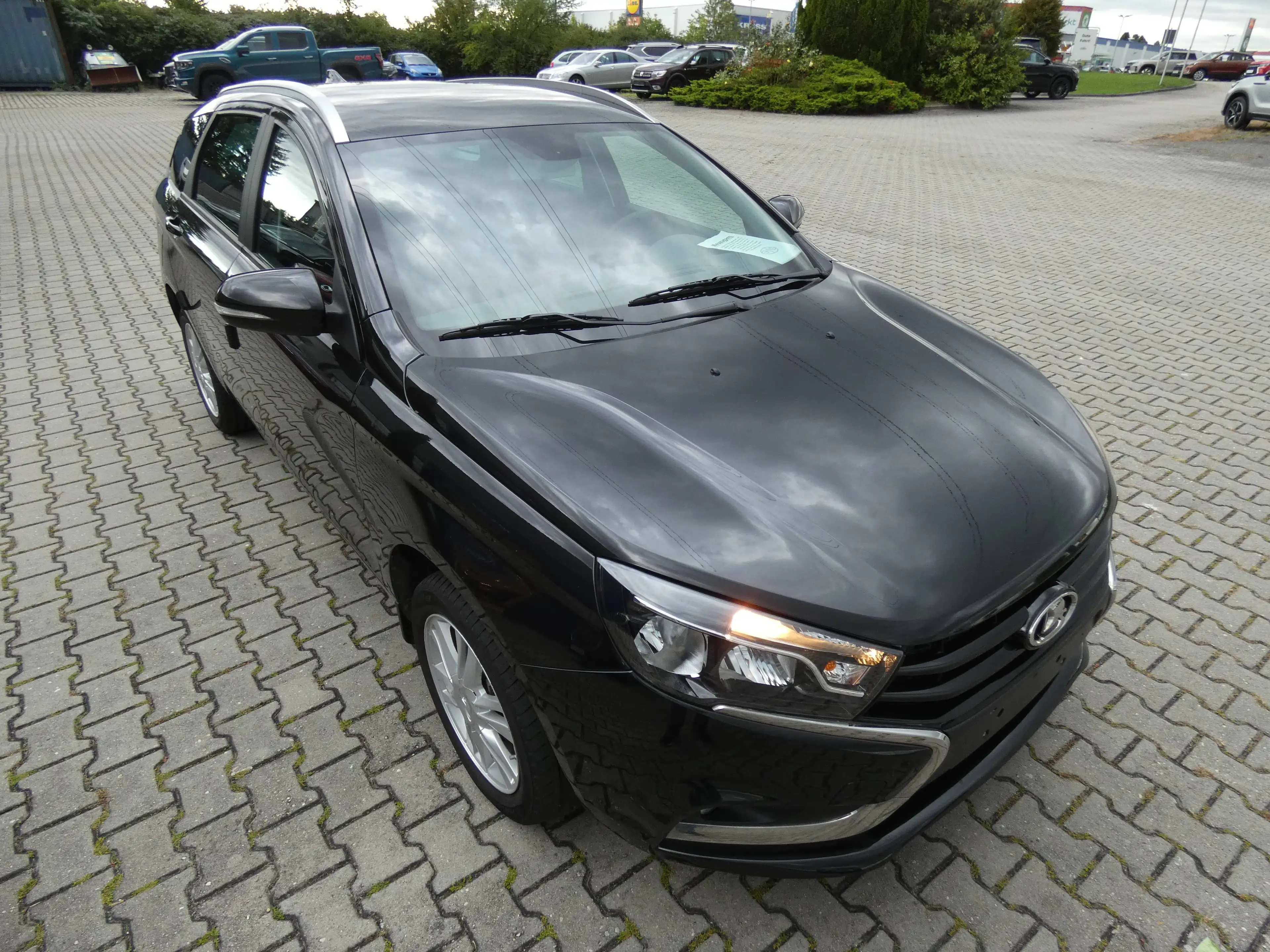 Lada Vesta SW Comfort 1,6 Klimaautomatik, Sitzheizung, Alufelgen 16 Zoll, Navi, PDC, Kamera, TÜV neu — photo 6
