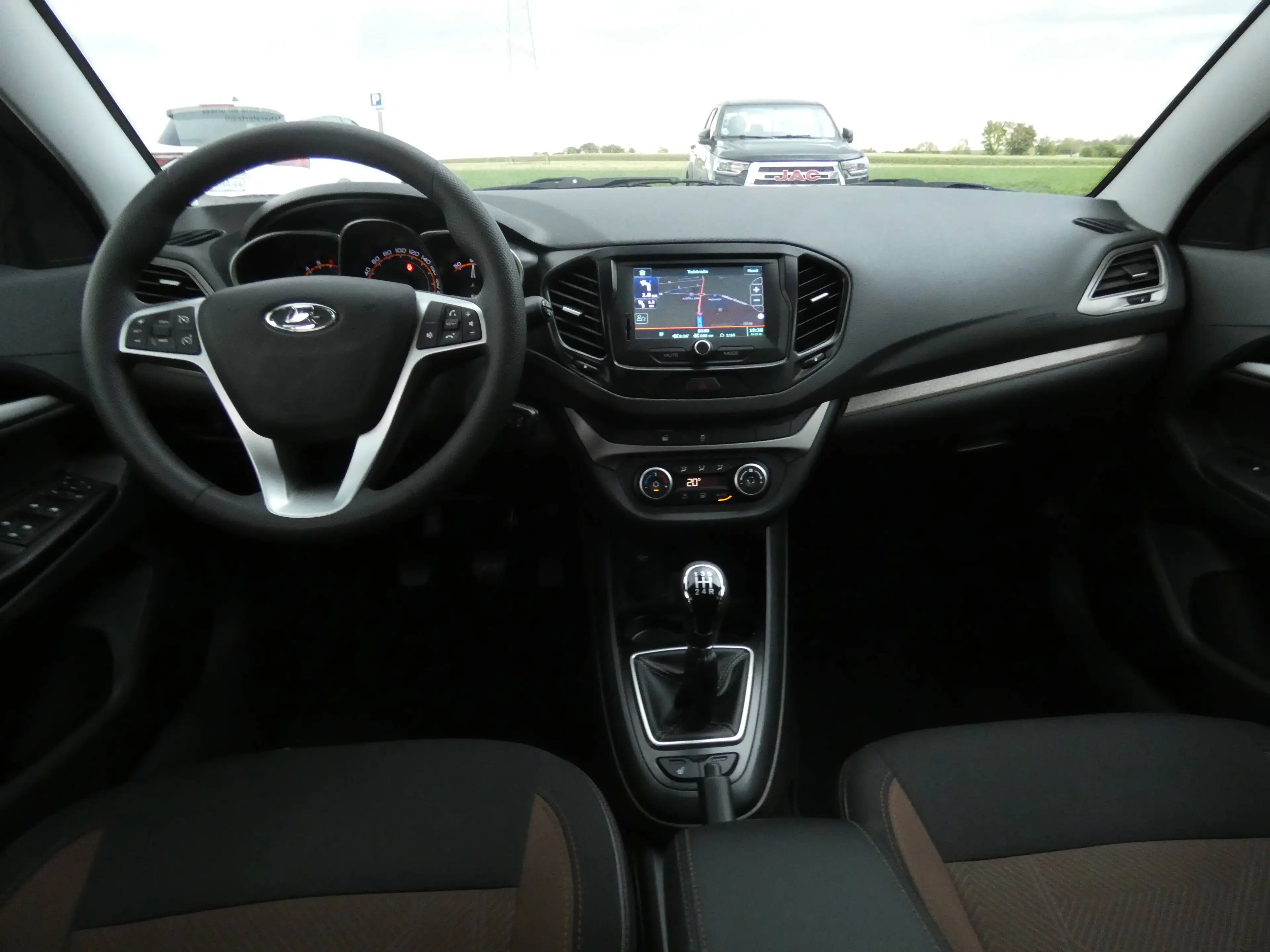 Lada Vesta SW Comfort 1,6 Klimaautomatik, Sitzheizung, Alufelgen 16 Zoll, Navi, PDC, Kamera, TÜV neu — photo 10