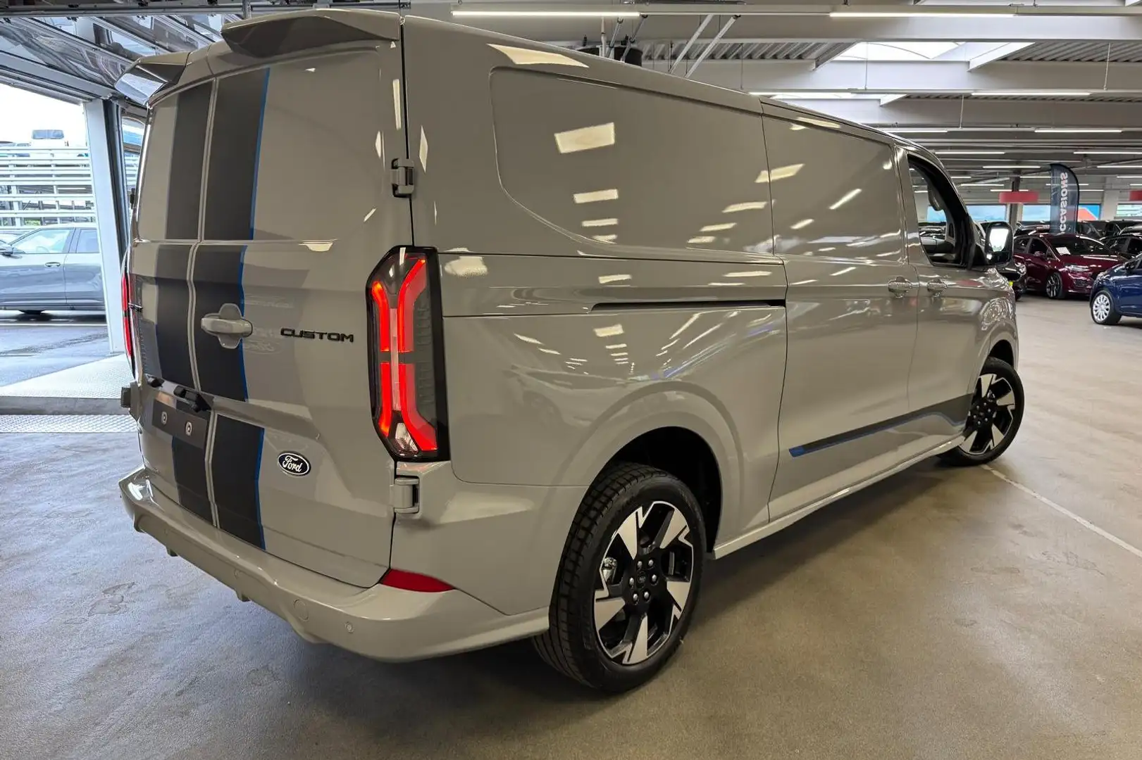 Ford Transit Custom 320 2.5 PHEV L2H1 Sport | Uit voorraad leverbaar | Grijs - 2