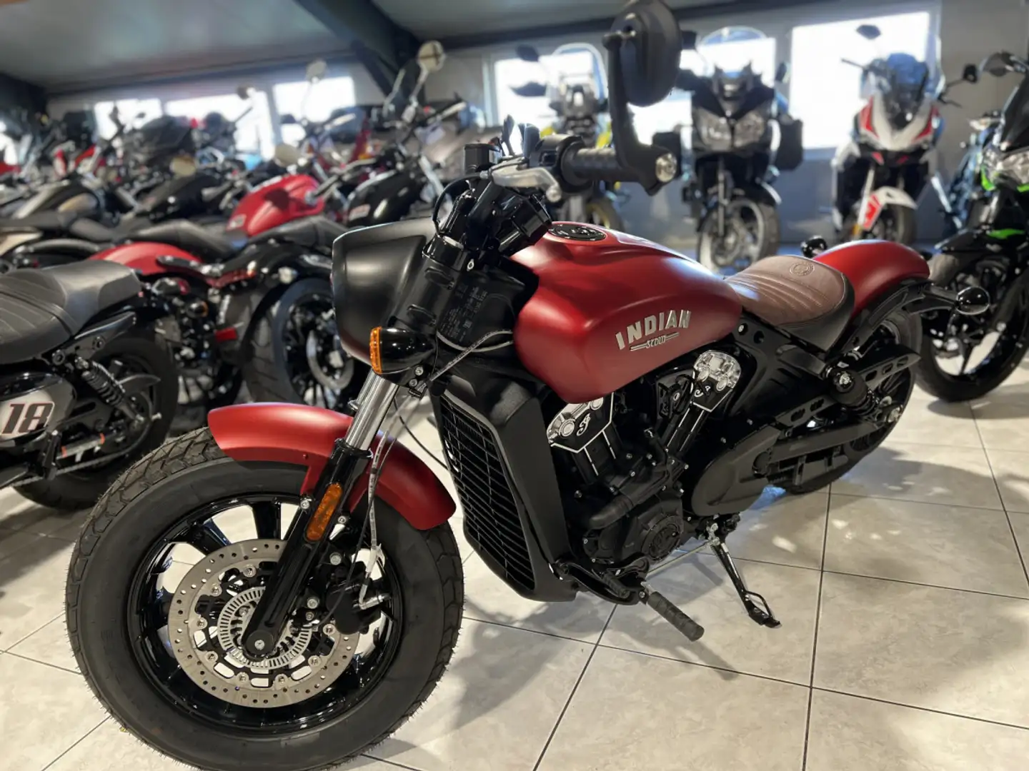 Indian Scout Bobber 1200cc / 100cv Sunset red smoke Rood - 2