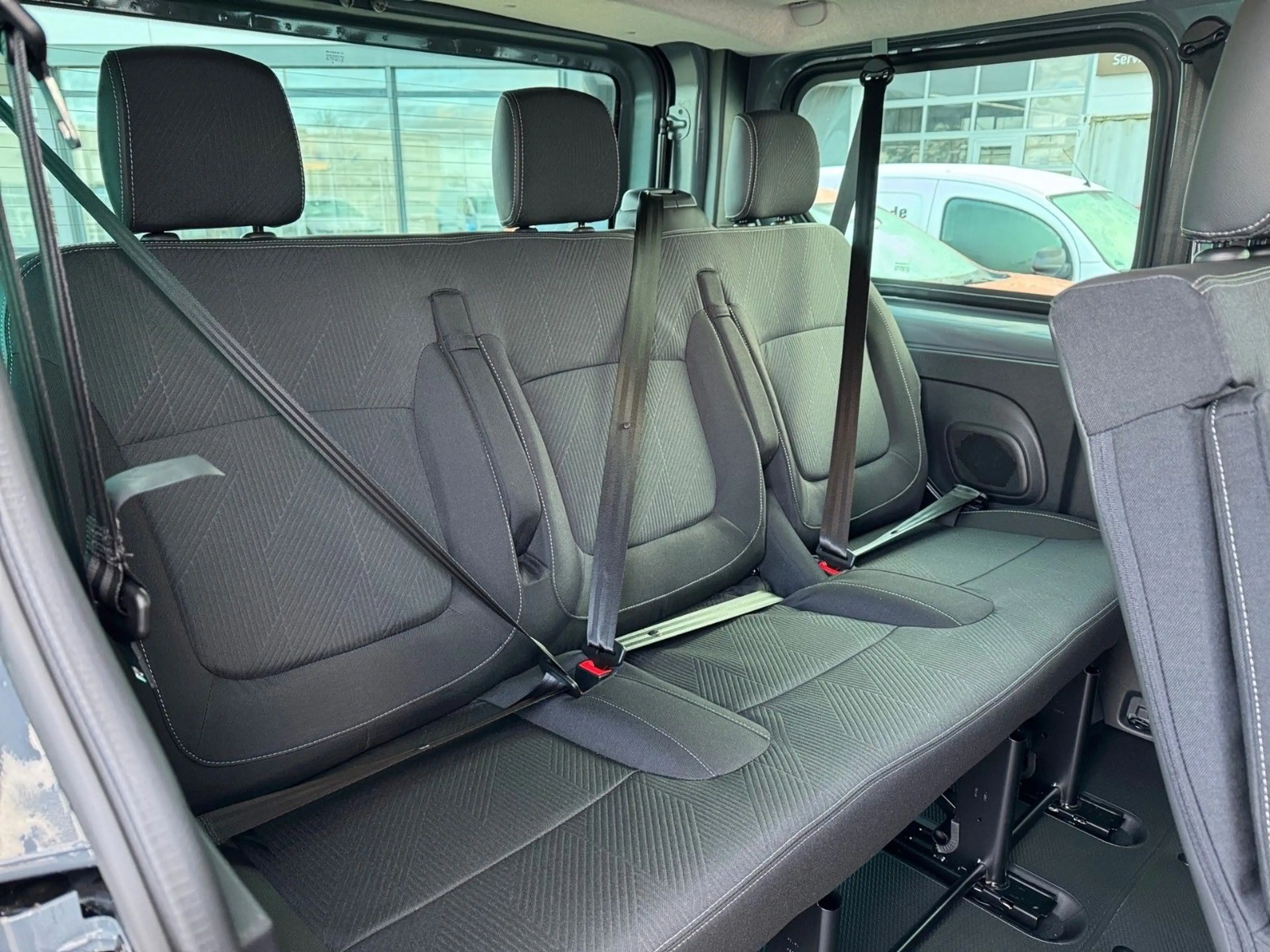 Nissan Primastar Kombi L1H1 2,8t Tekna HK BES Design — photo 8