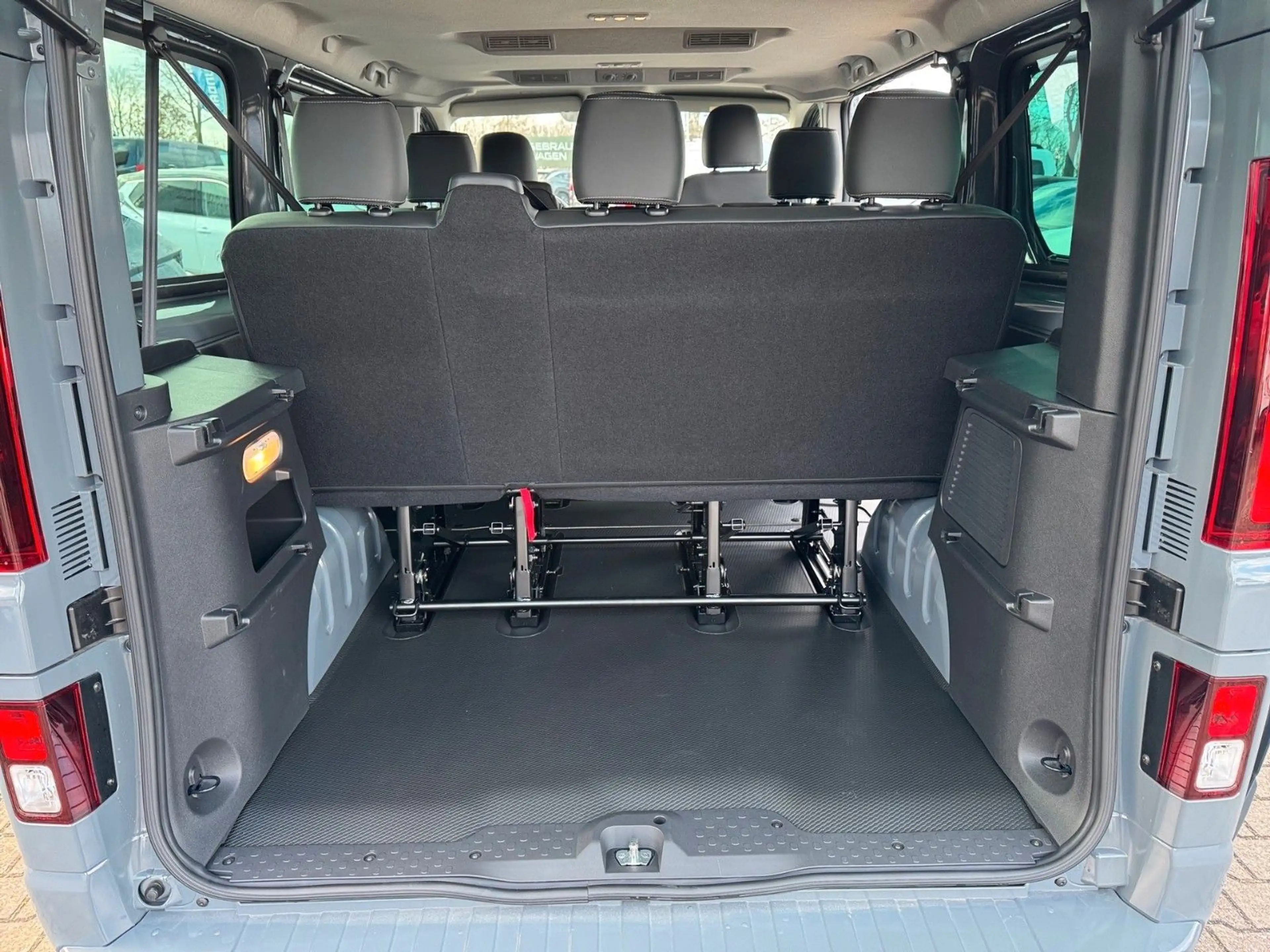 Nissan Primastar Kombi L1H1 2,8t Tekna HK BES Design — photo 9